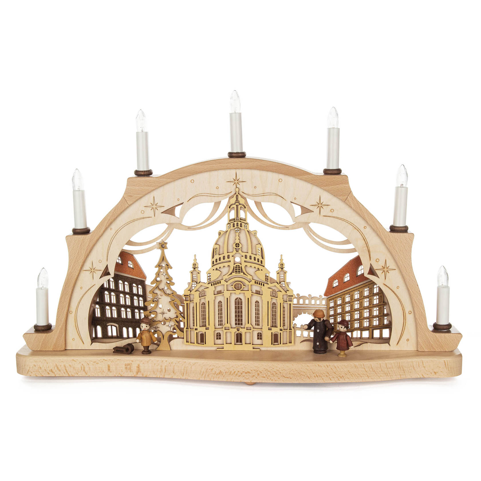 Ein Schwibbogen zeigt die Dresdner Frauenkirche in einem 3D-Design mit elektrischer Beleuchtung und Figuren auf einem Holzsockel. im Dregeno Online Shop günstig kaufen