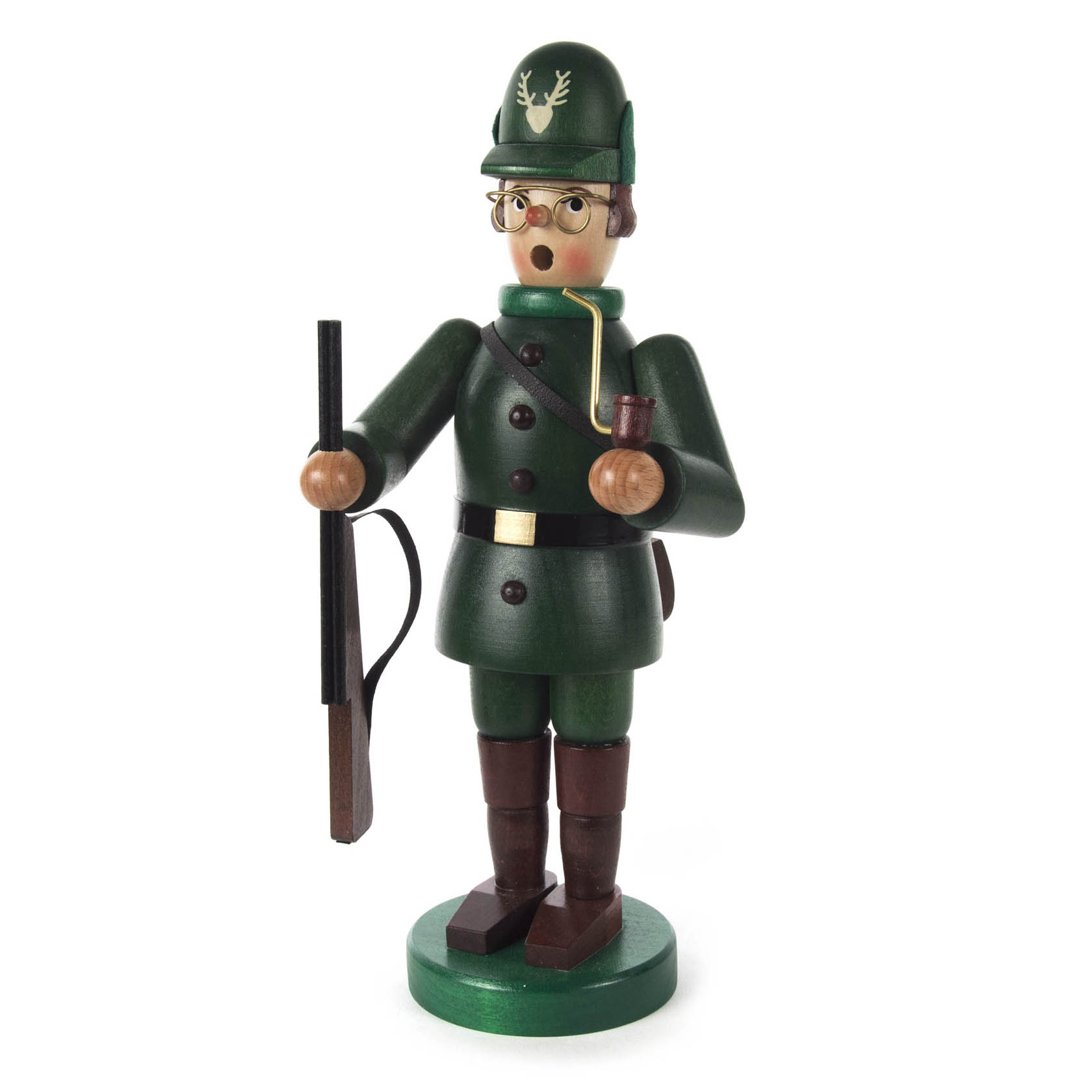 Holzfigur eines Räuchermanns in Försterkleidung aus grünem Mantel und Hut. Er trägt eine Brille, hält ein Gewehr und eine Pfeife. im Dregeno Online Shop günstig kaufen