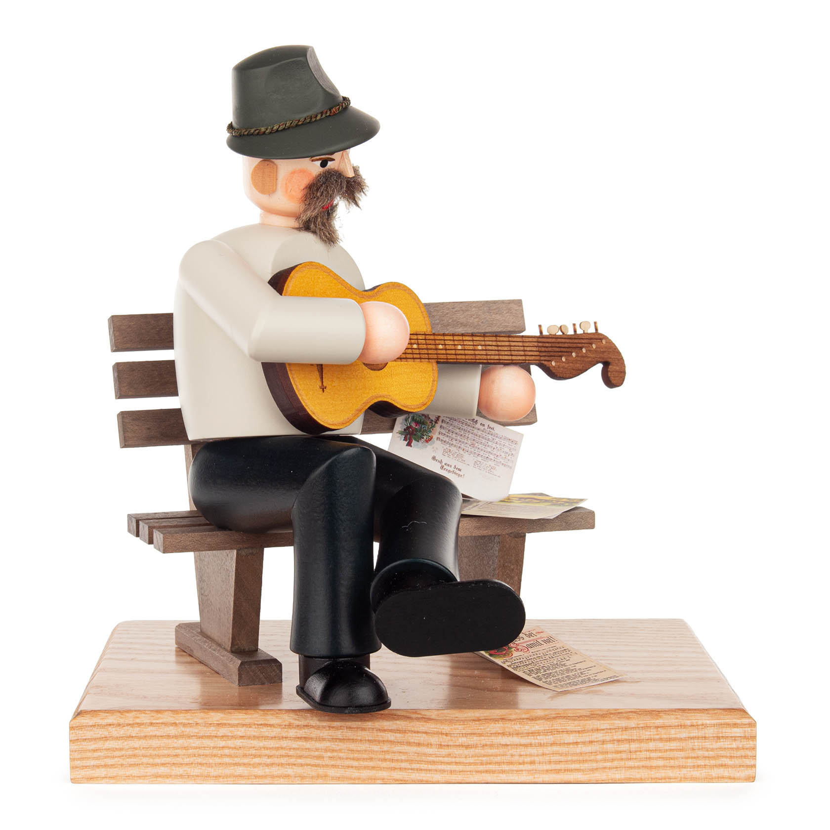 Räuchermann Anton Günther auf Bank mit Gitarre