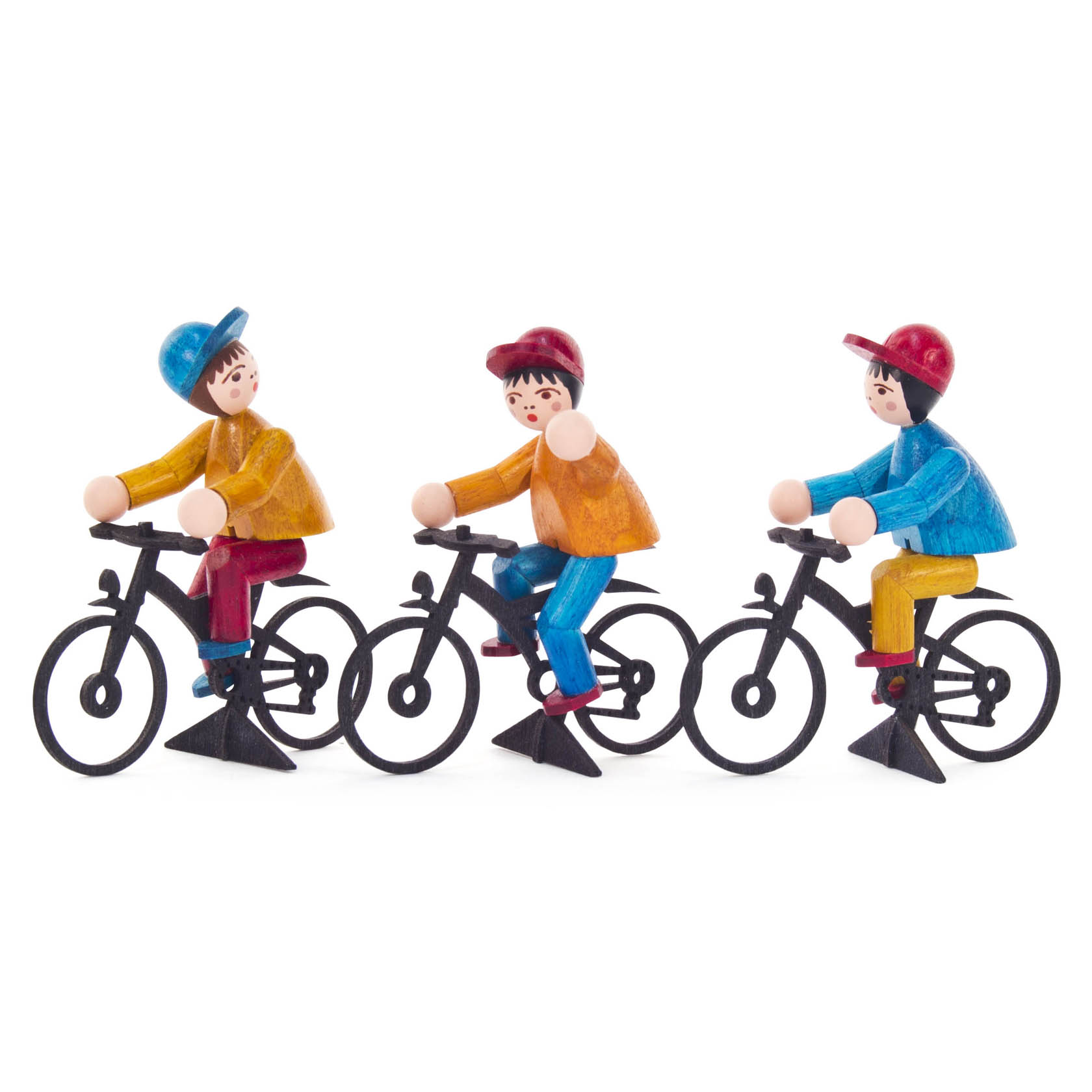 Drei bunte Fahrradfiguren aus Holz, jeweils mit Mütze und bunten Outfit, auf schwarzen Fahrrädern. im Dregeno Online Shop günstig kaufen