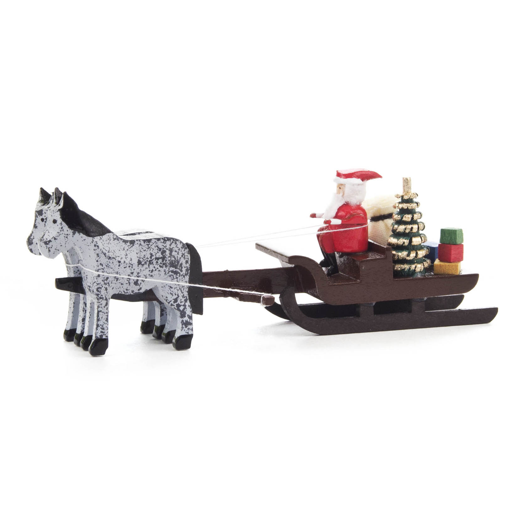 Eine kleine Holzfigur zeigt den Weihnachtsmann in einem Schlitten, der von einem Pferd gezogen wird. Neben ihm sind ein Weihnachtsbaum und Geschenke. im Dregeno Online Shop günstig kaufen
