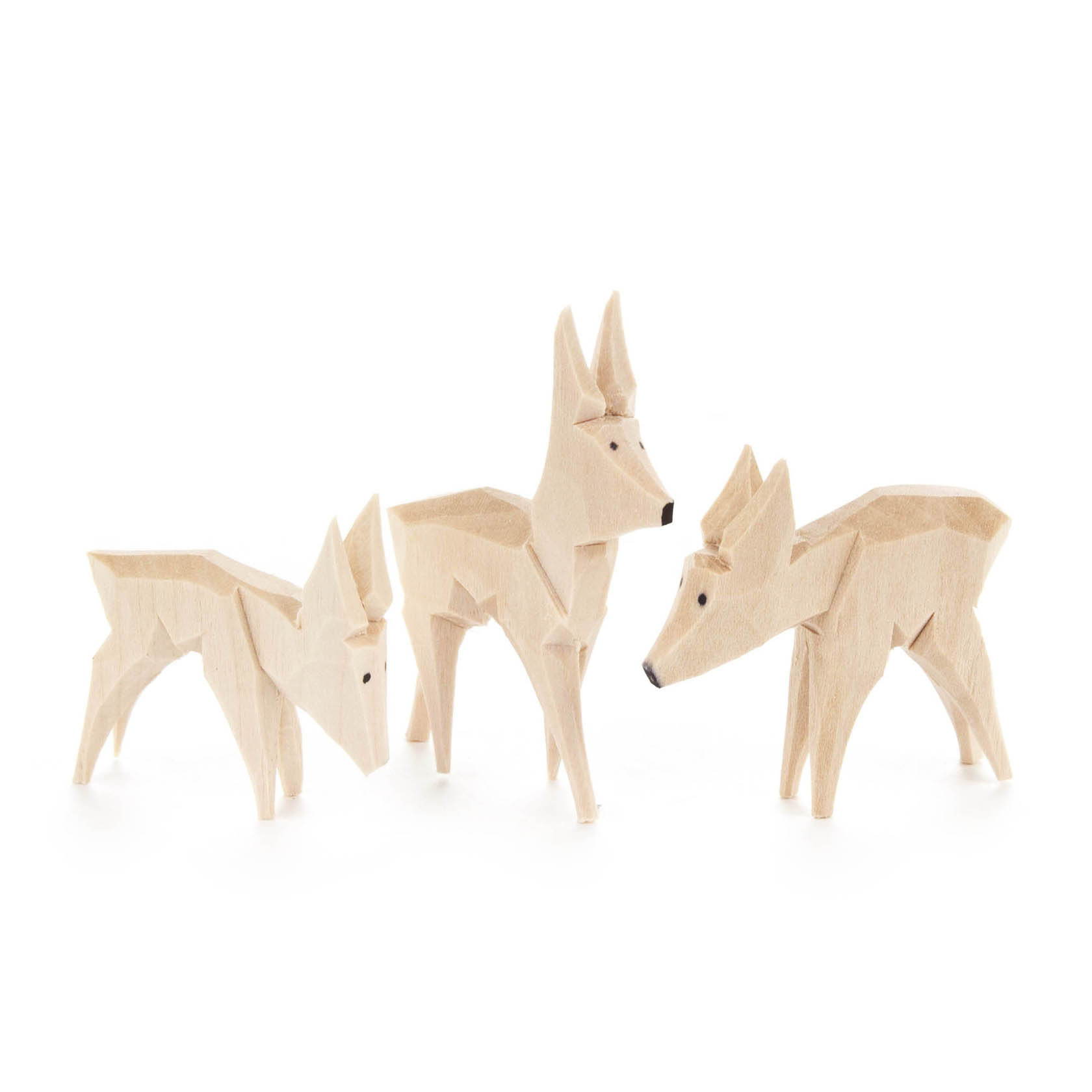 Drei handgeschnitzte, minimalistische Rehe aus hellem Holz, in unterschiedlichen Posen. Zwei stehen und eines schaut nach unten. im Dregeno Online Shop günstig kaufen