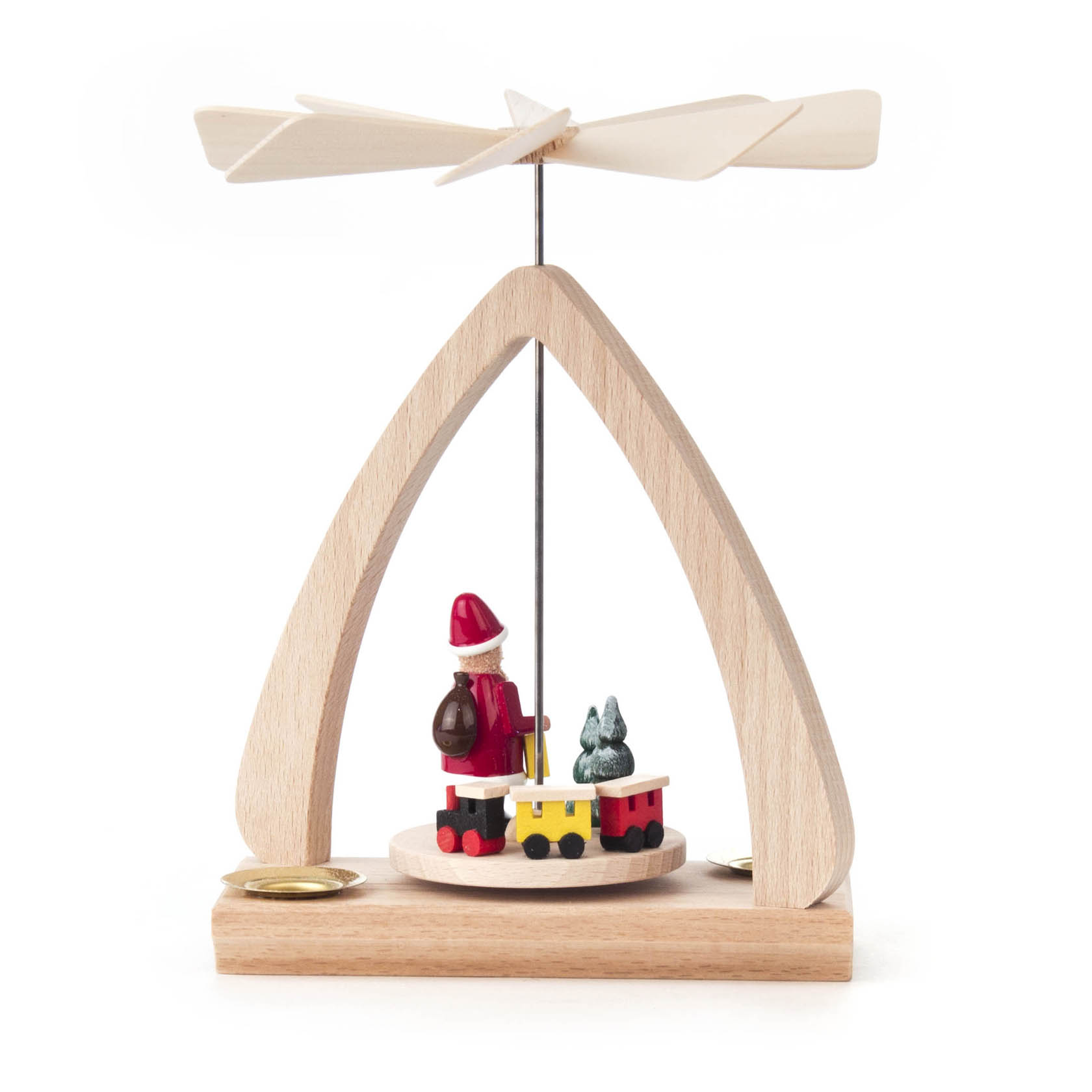 Holzpyramide mit einem Weihnachtsmann, zwei Tannenbäumen und einem gelben Zug, angetrieben durch Teelichter, die einen Propeller drehen.