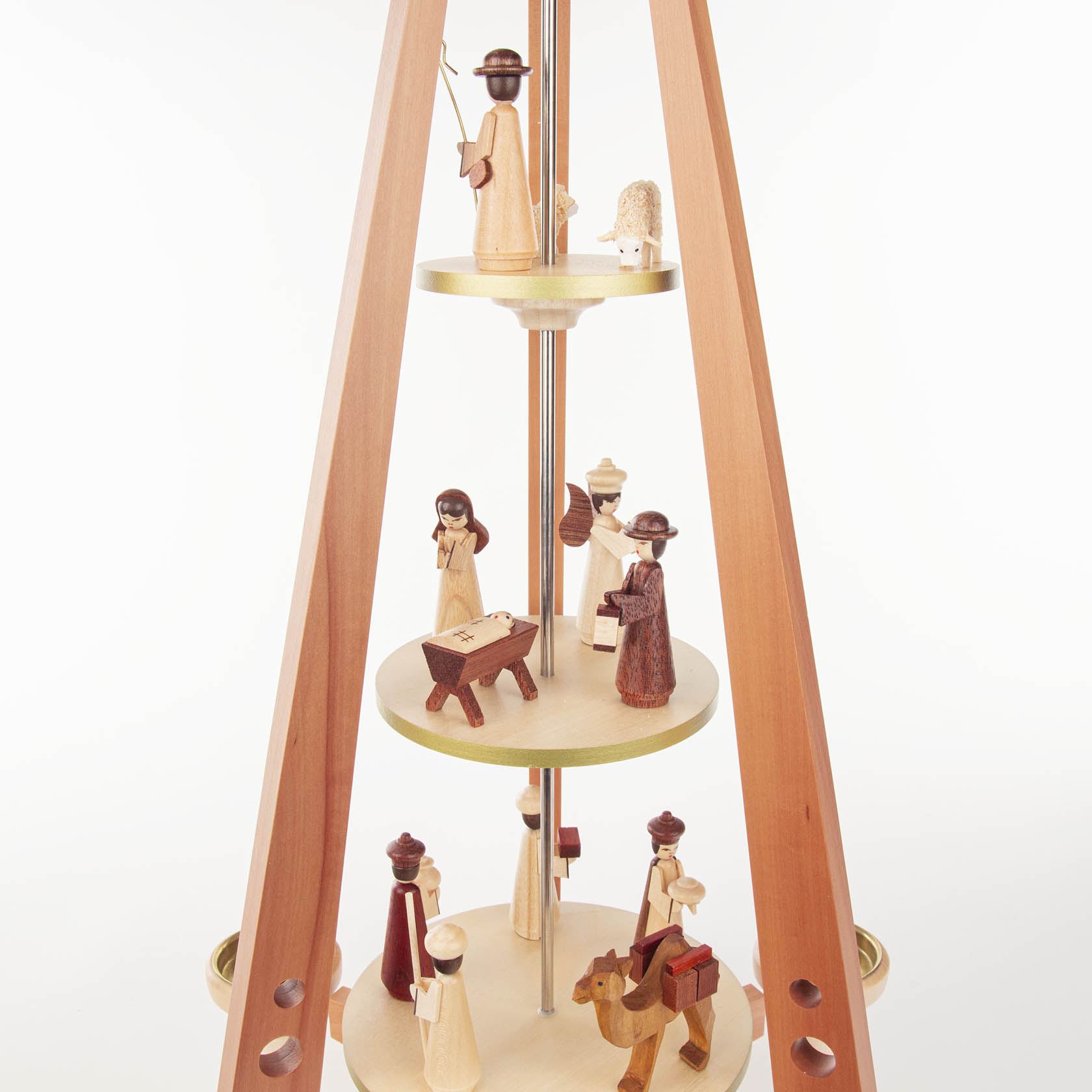 Holzpyramide im Mid-Century-Modern-Stil mit drei Ebenen, die die Geburt Christi zeigt. Figuren aus Holz umgeben das Christkind, dekoriert mit Teelichtern und Kerzenhalter.