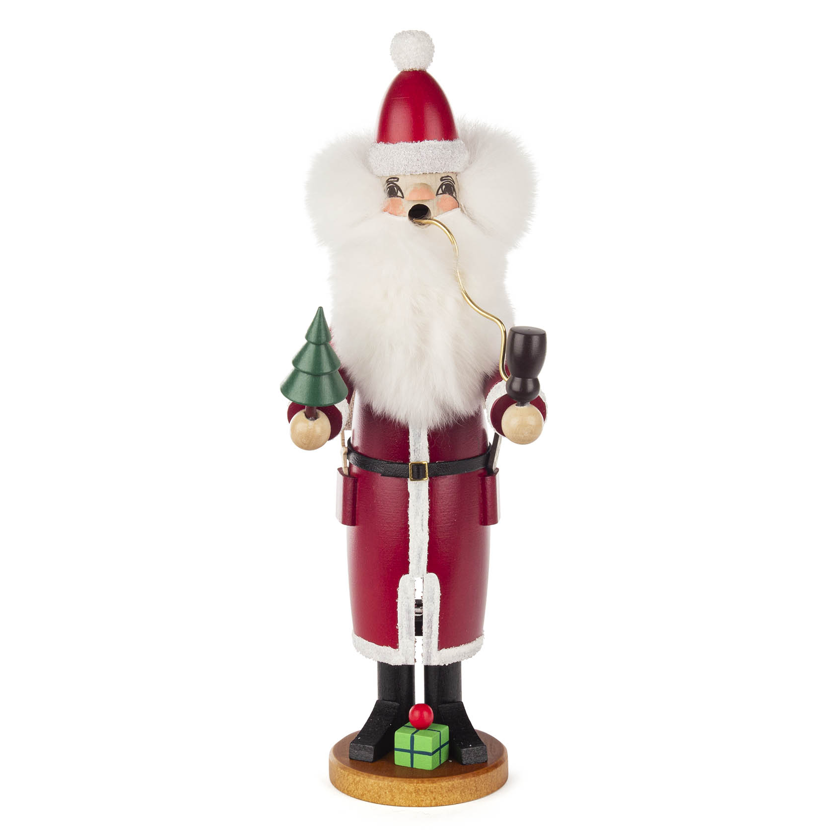 Ein traditioneller Räuchermann in Form eines Weihnachtsmanns. Er trägt einen roten Mantel mit weißem Fellbesatz und hält eine Pfeife sowie einen kleinen Weihnachtsbaum. im Dregeno Online Shop günstig kaufen