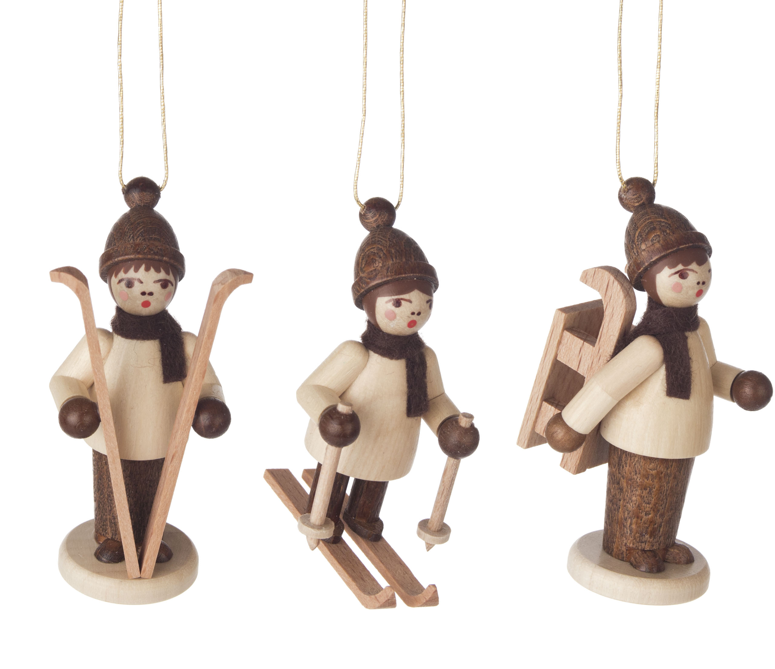 Drei aus Holz gefertigte Winterfiguren als Weihnachtsbaumdekoration: Skifahrer mit Mütze und Schal, jedes mit unterschiedlichem Zubehör wie Ski oder Schlitten.
