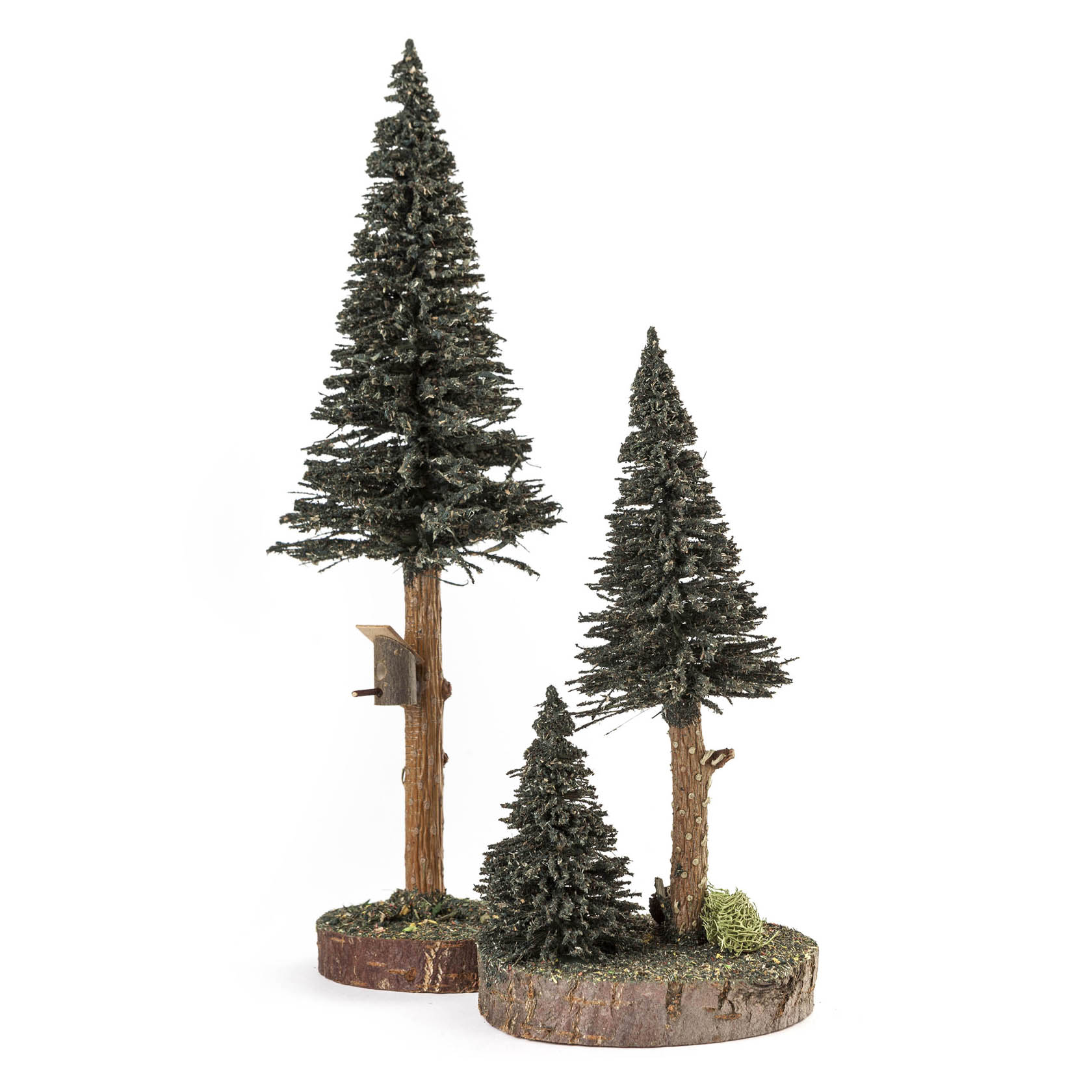 Drei Miniatur-Nadelbäume unterschiedlicher Größe auf Baumscheiben, ein Baum mit Vogelhaus, grün gefärbt, Modell 20/27cm. im Dregeno Online Shop günstig kaufen
