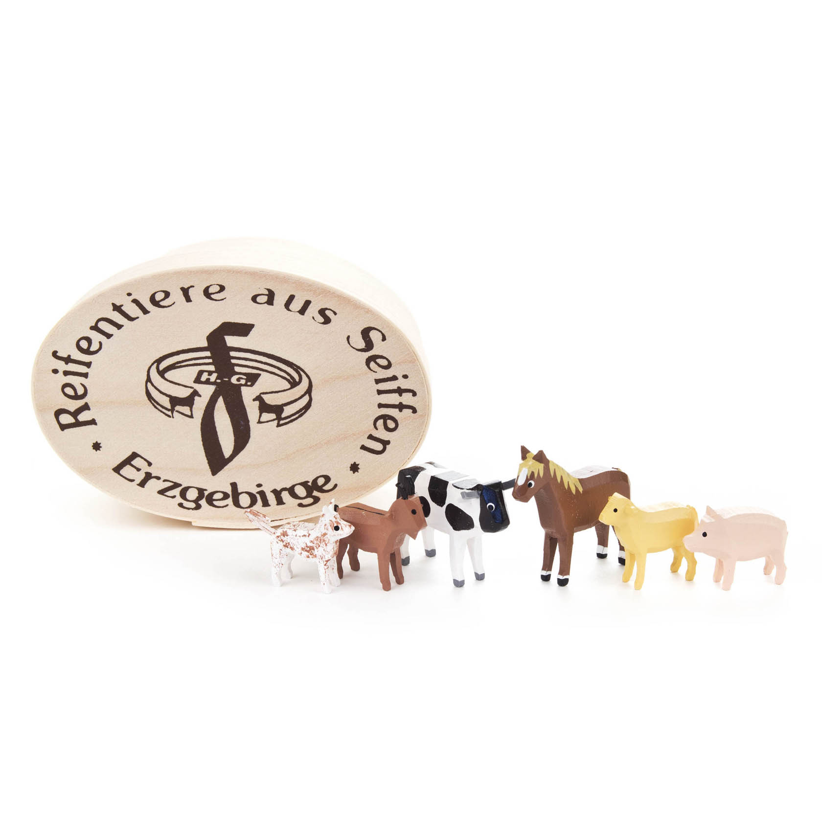 Sechs kleine, handgeschnitzte Holztierfiguren stehen vor einer ovalen Holzspandose mit der Aufschrift 'Reifentiere aus Seiffen Erzgebirge'. im Dregeno Online Shop günstig kaufen