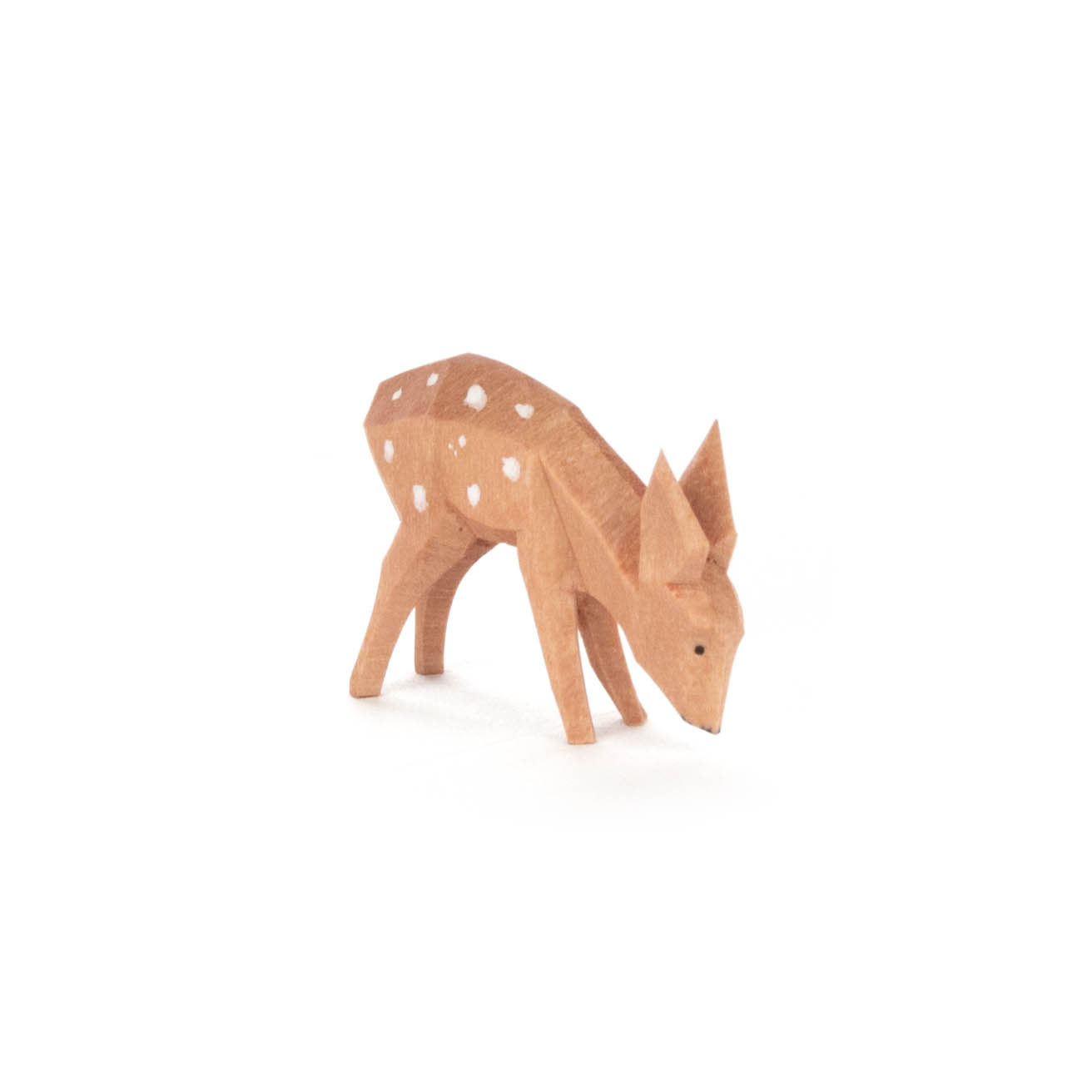Kleine Holzfigur eines fressenden Rehs mit weißen Punkten auf dem Rücken. im Dregeno Online Shop günstig kaufen