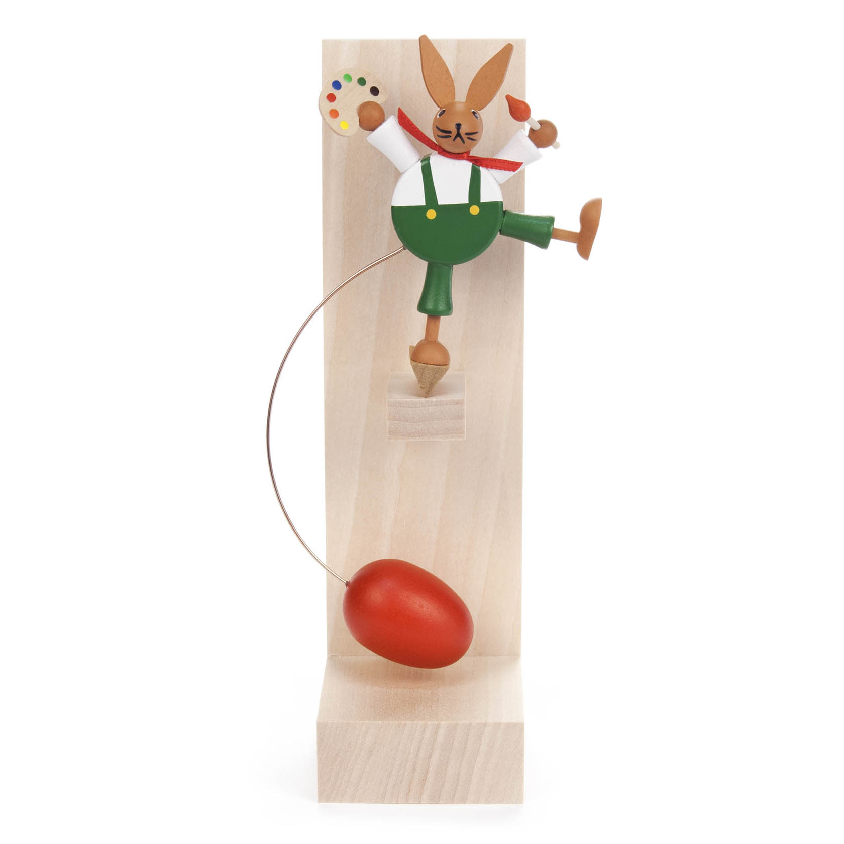 Holzfigur eines schaukelnden Osterhasen, der in der einen Hand eine Farbpalette hält und in der anderen einen Pinsel. Der Hase trägt grüne Hosen. im Dregeno Online Shop günstig kaufen