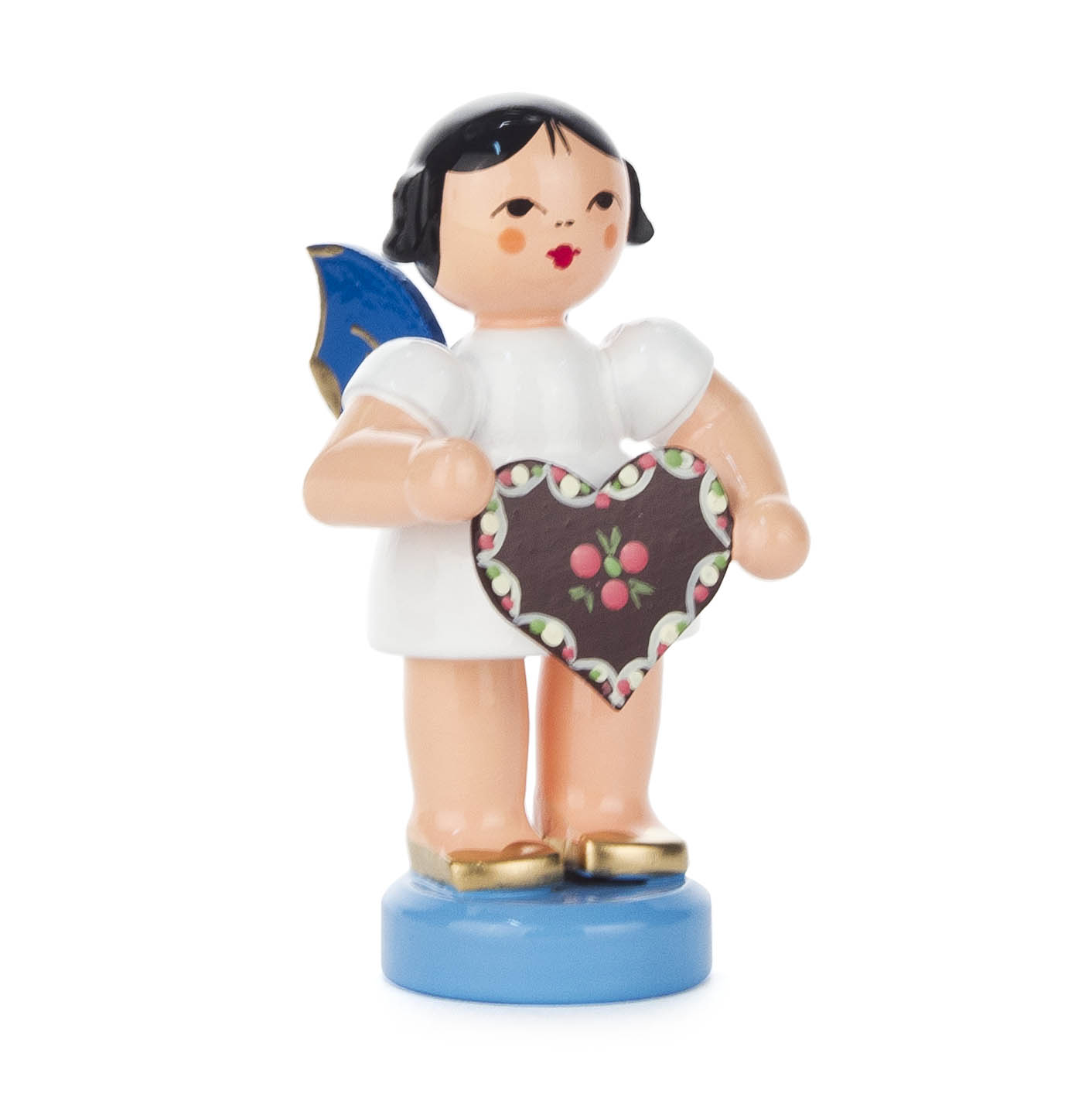 Kleine Engel-Figur mit blauer Flügel und schwarzem Haar, die ein Lebkuchenherz mit Blumenmotiv hält, stehend auf einer blauen Basis. im Dregeno Online Shop günstig kaufen