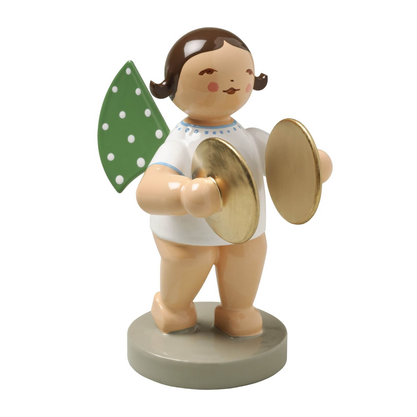 Eine handgemachte Holzfigur eines Engels mit grün gepunkteten Flügeln, der Becken hält. Der Engel hat ein kindliches Gesicht und trägt ein weißes Gewand. im Dregeno Online Shop günstig kaufen