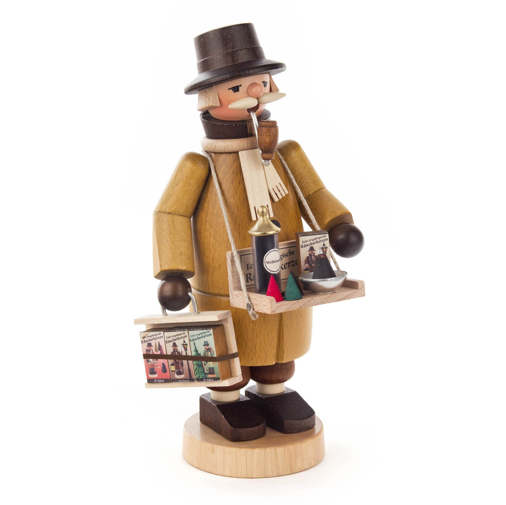Holzfigur eines Räuchermanns in traditioneller Kleidung mit Hut, Pfeife und Schürze. Er trägt ein Tablett mit Räucherkerzen und eine Box mit weiteren Produkten.