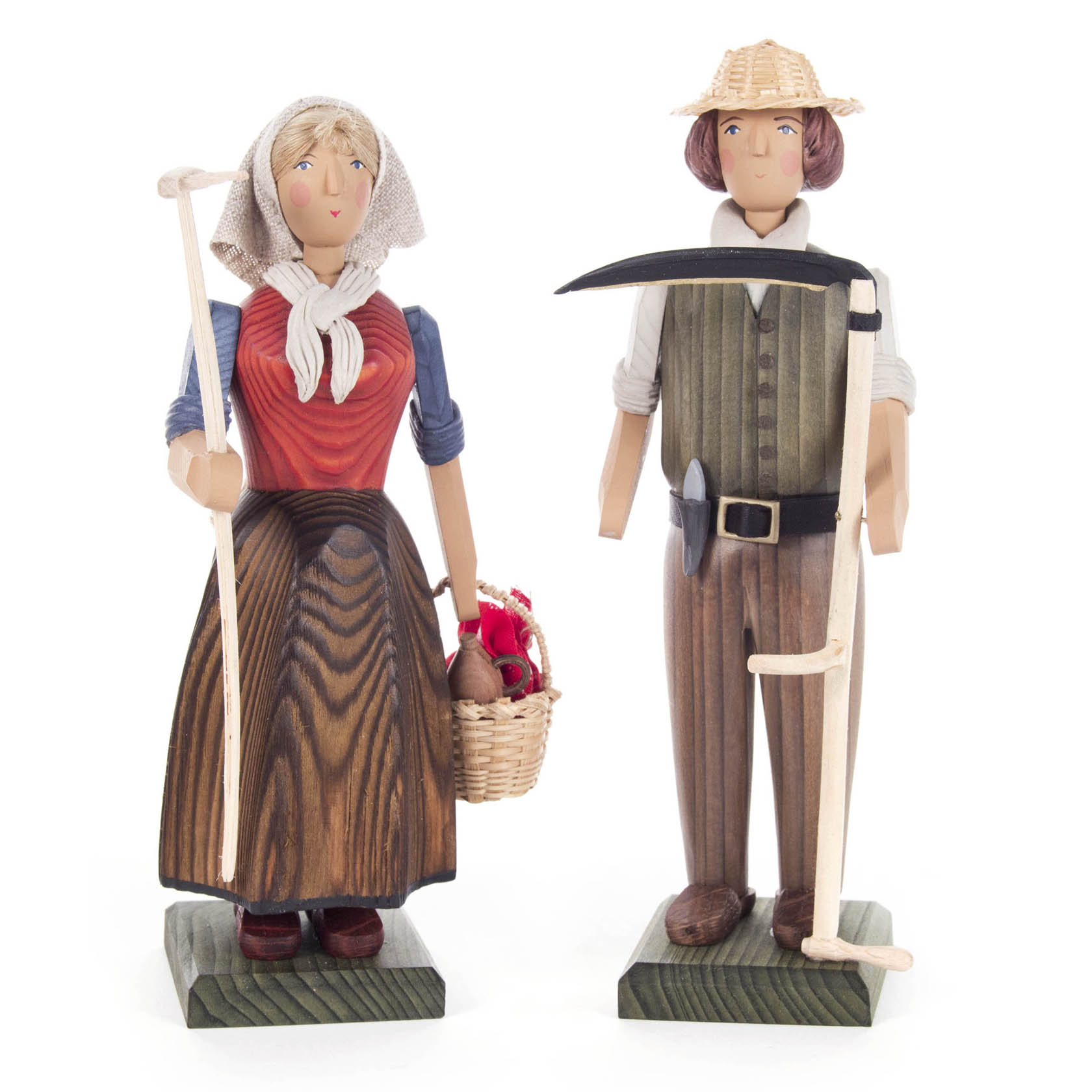 Zwei Holzfiguren: eine Bäuerin mit Kopftuch, rotem Kleid und Gemüsekorb, und ein Bauer mit Strohhut, grüner Latzhose und Hacke. im Dregeno Online Shop günstig kaufen