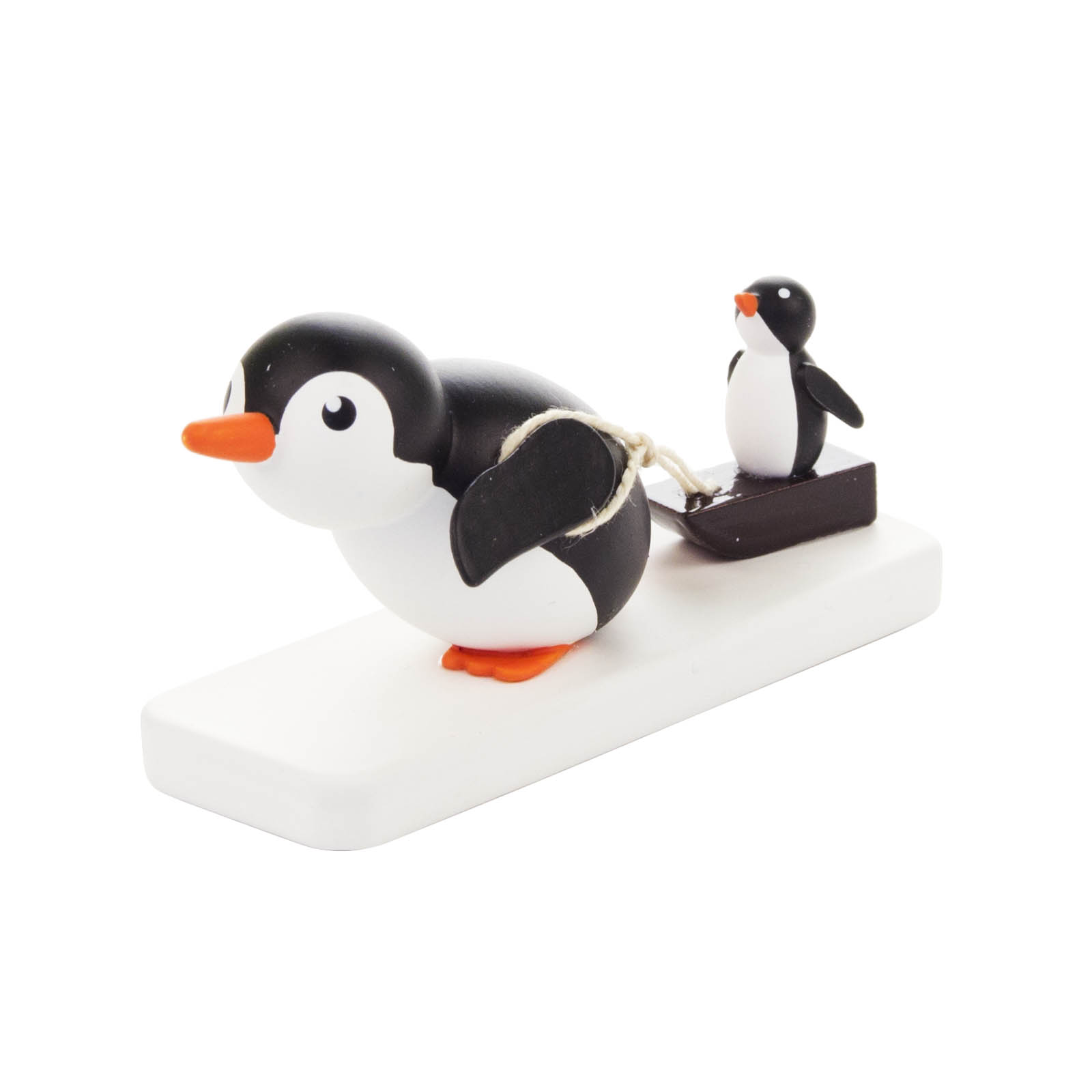 Zwei Pinguin-Spielzeuge: Ein großer Pinguin zieht einen kleinen Pinguin auf einem Schlitten mittels einer Schnur. im Dregeno Online Shop günstig kaufen