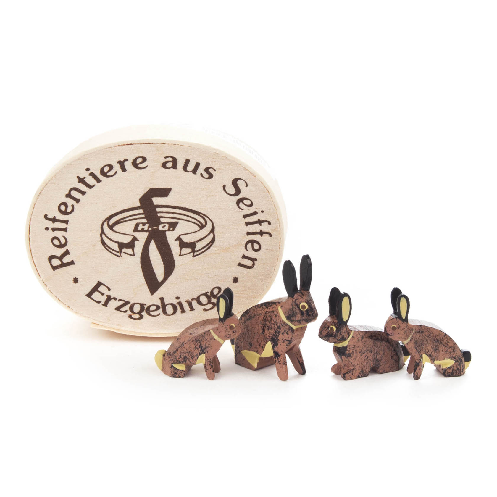 Vier hölzerne Hasenfiguren der Marke Reifentiere aus Seiffen vor einer ovalen Holzschachtel mit Aufschrift 'Erzgebirge H.G.'. im Dregeno Online Shop günstig kaufen
