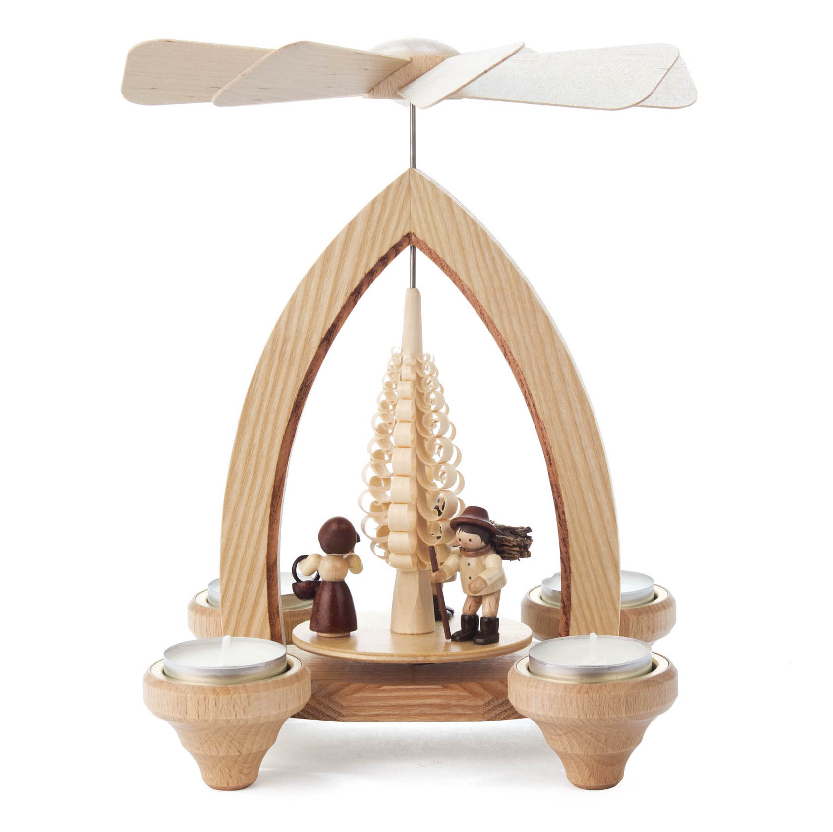 Holzpyramide mit zwei Figuren aus Holz, ein Mann mit Zylinder und eine Frau mit Kopftuch, um einen Baum in der Mitte, umgeben von vier Teelichthaltern.