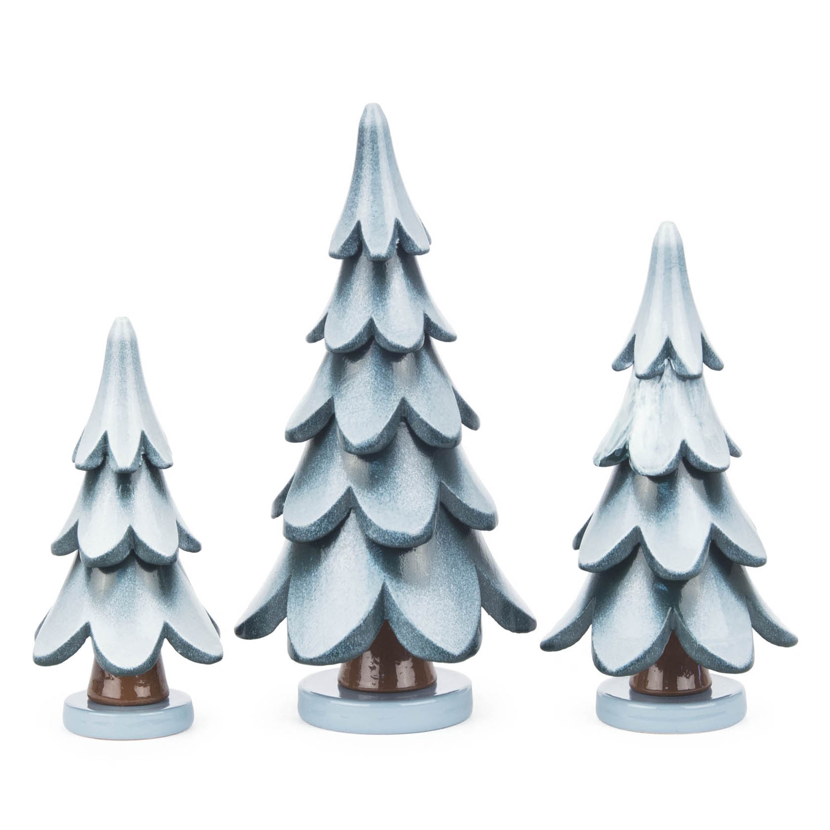 Drei dekorative Holzfiguren in Form von Tannenbäumen in grün-weiß mit Höhen von 7, 9 und 11 cm, stilisiert mit abgestuften Ästen. im Dregeno Online Shop günstig kaufen