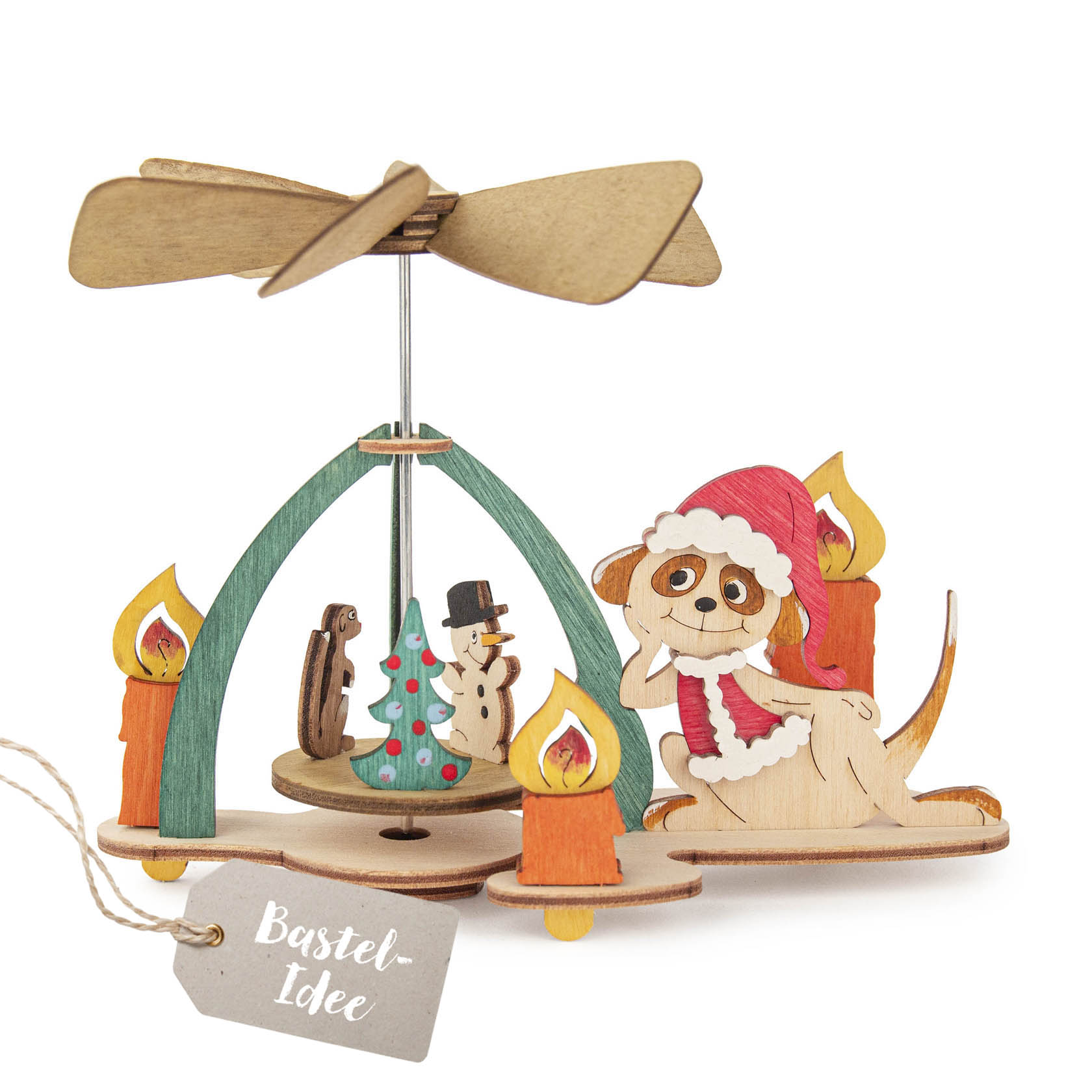 Holzbastelset mit einem Erdmännchen in Weihnachtskleidung neben einem Teelichterhalter und einem Propeller, der durch die Wärme angetrieben wird. im Dregeno Online Shop günstig kaufen