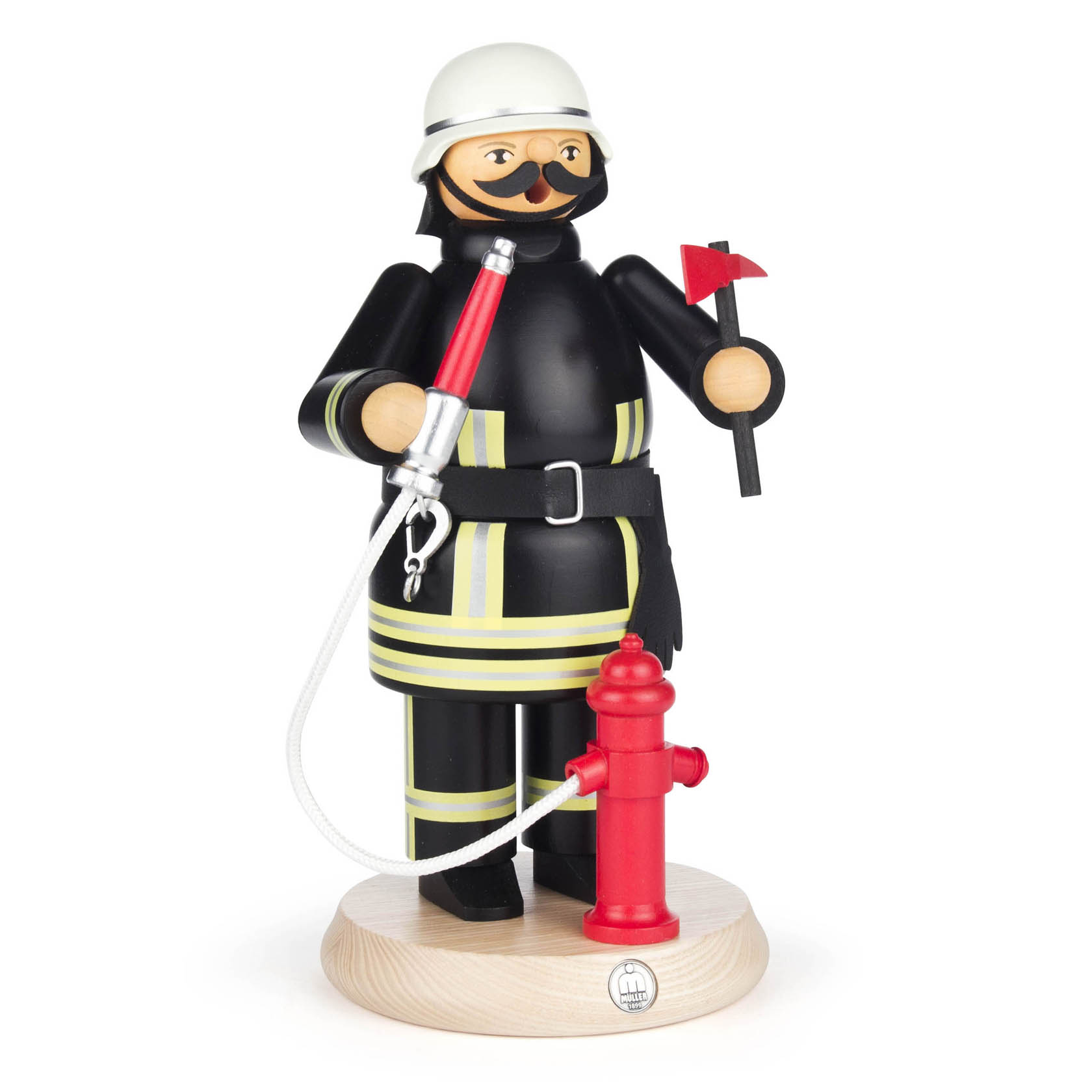 Holzfigur eines Feuerwehrmanns als Räuchermann. Er trägt eine schwarze Uniform mit gelben Reflexstreifen und Helm und hält eine rote Axt sowie einen Hydranten. im Dregeno Online Shop günstig kaufen