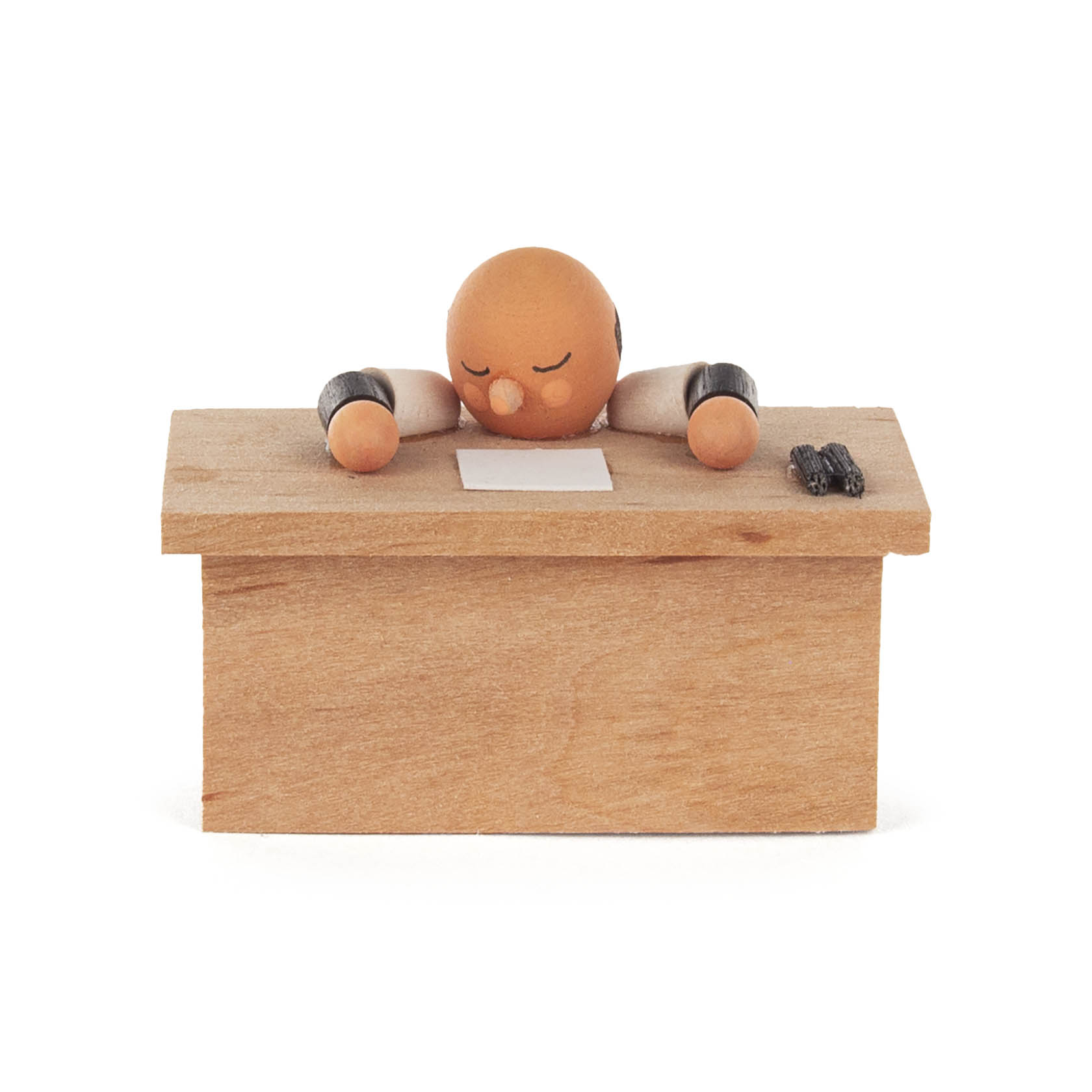 Knetfigurenkopf ohne Gesichtszüge an einem Schreibtisch, mit braunen Haaren, liest ein Dokument. Auf dem Tisch liegt ein Schlüssel. im Dregeno Online Shop günstig kaufen