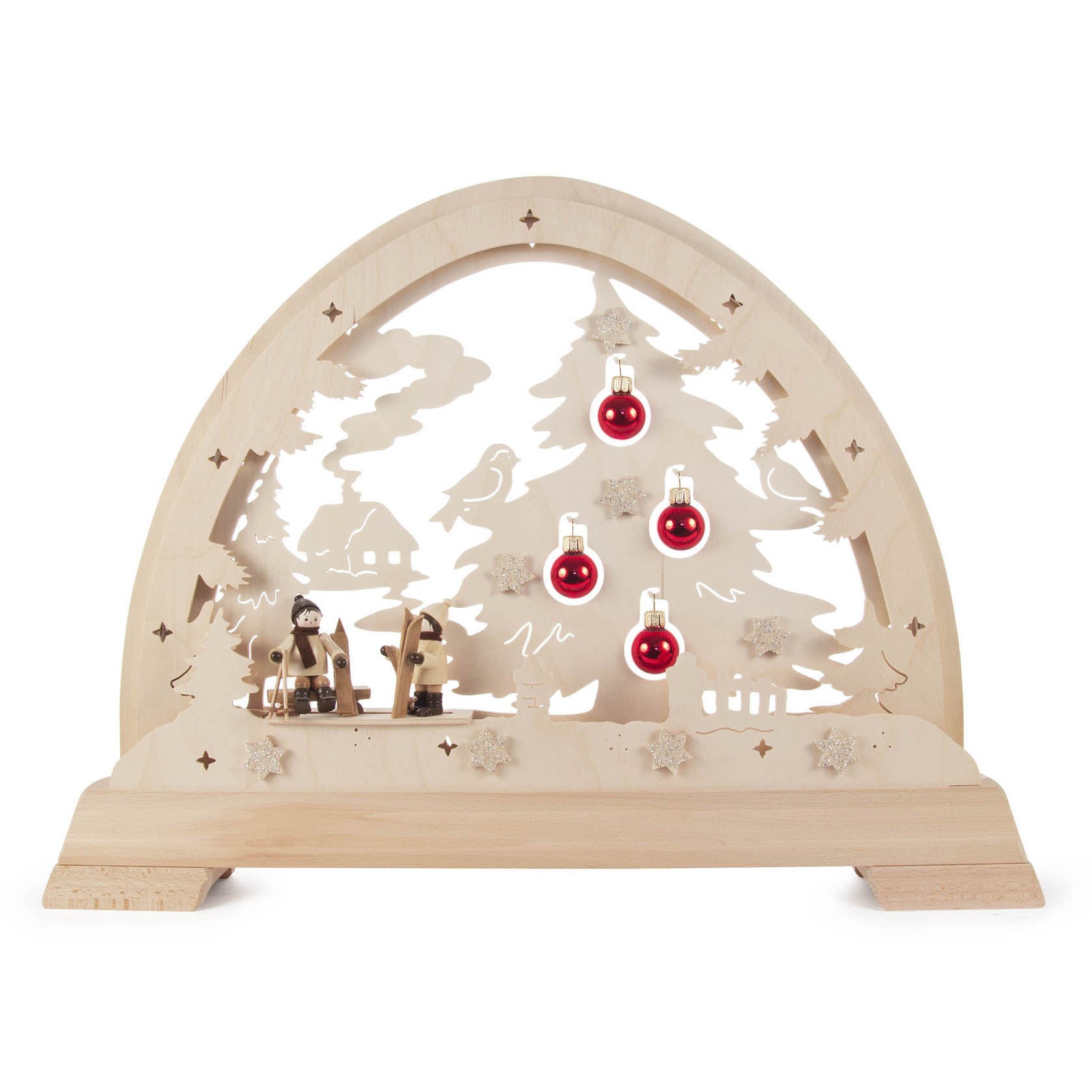 Holzbogen mit geschnitztem Skifahrer und Weihnachtsbaum, verziert mit roten Kugeln und LED-Beleuchtung. im Dregeno Online Shop günstig kaufen