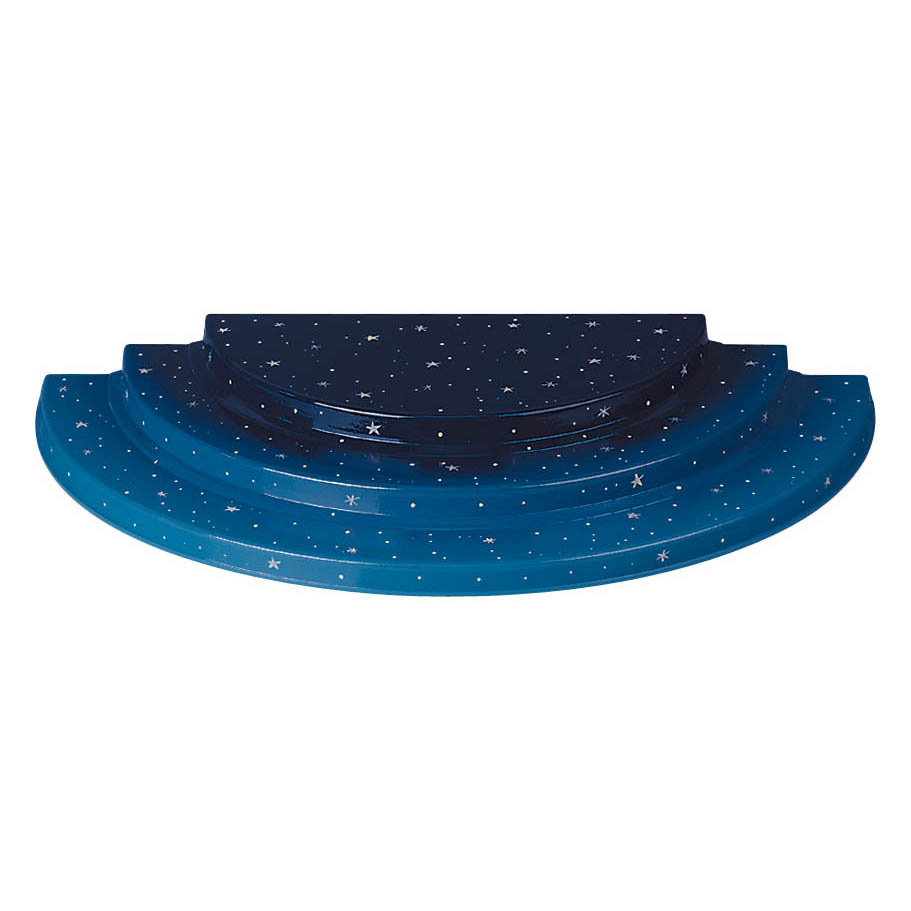 Eine große, dreistufige Weihnachtsbergkulisse in Dunkelblau und Hellblau mit weißen Sternen verziert. im Dregeno Online Shop günstig kaufen