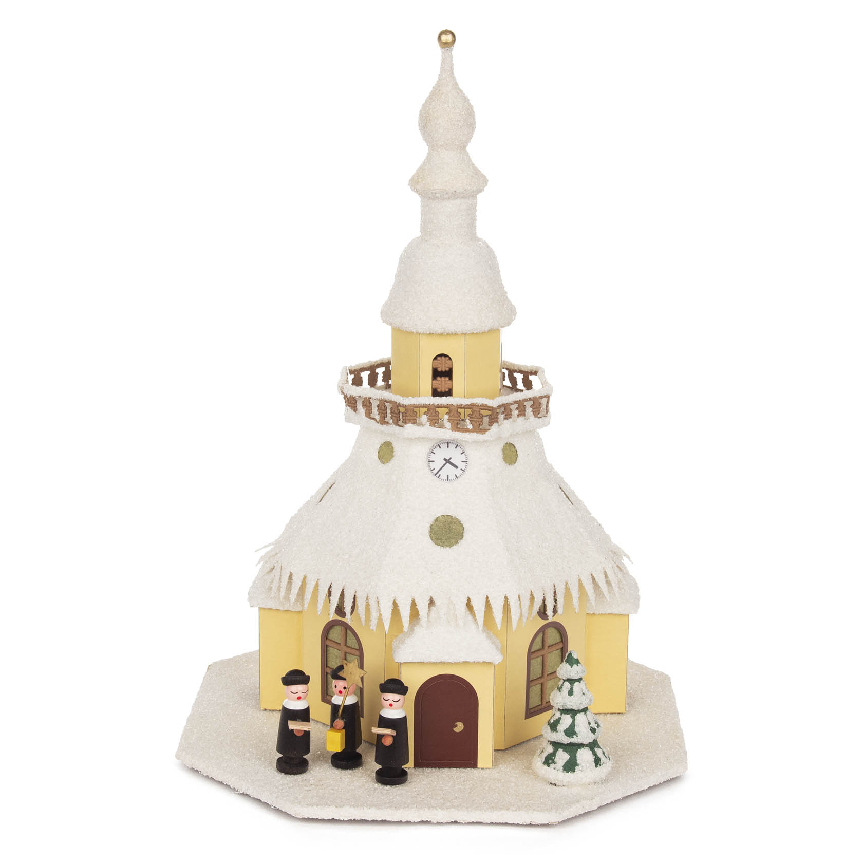 Ein kleines, beleuchtetes Modell der Seiffener Kirche mit elektrischem Licht, geschmückt mit einem Tannenbaum und drei Holzfiguren davor. im Dregeno Online Shop günstig kaufen
