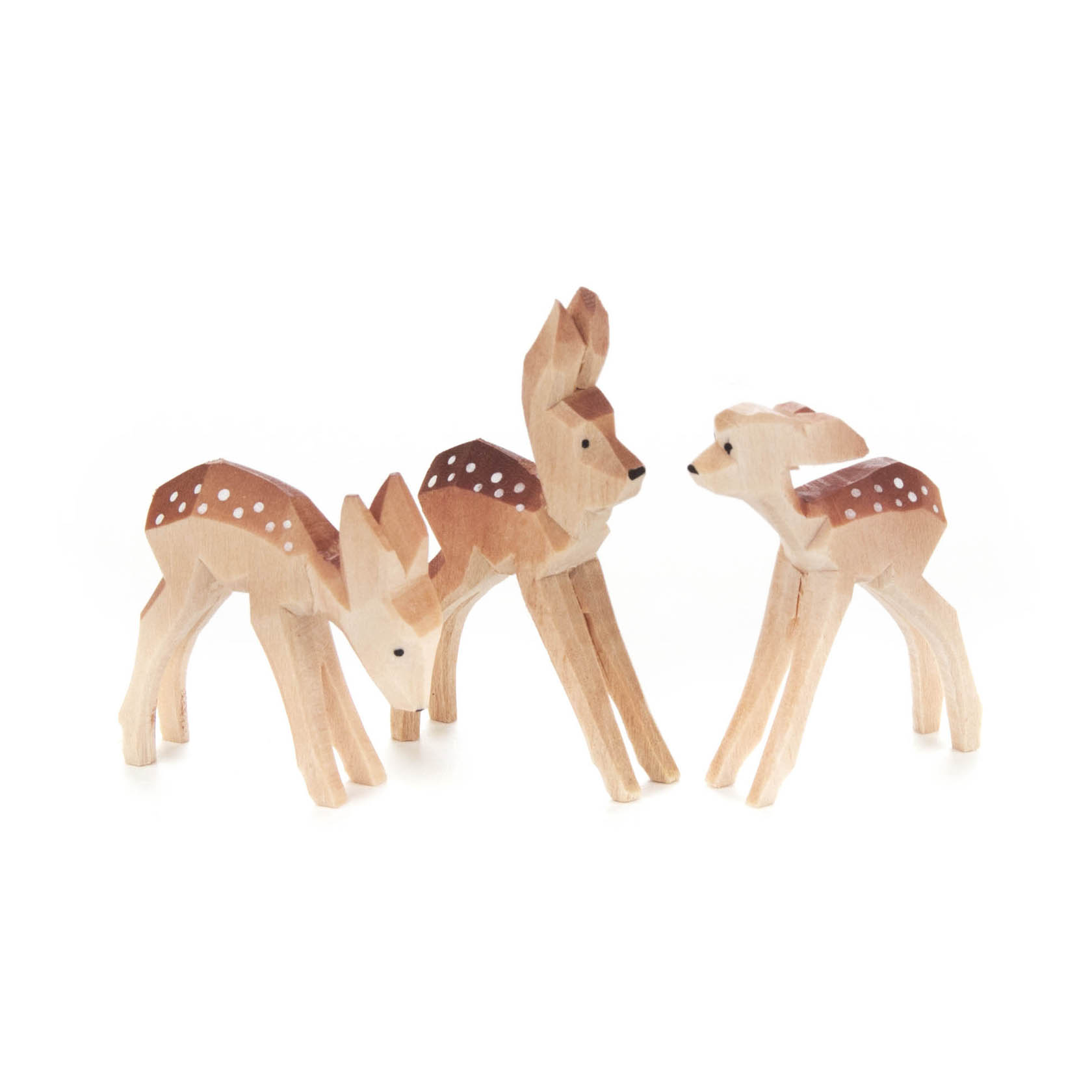 Drei handgeschnitzte Rehkitze aus Holz mit braunem Fell und weißen Punkten, aufrecht stehend in verschiedenen Positionen. im Dregeno Online Shop günstig kaufen