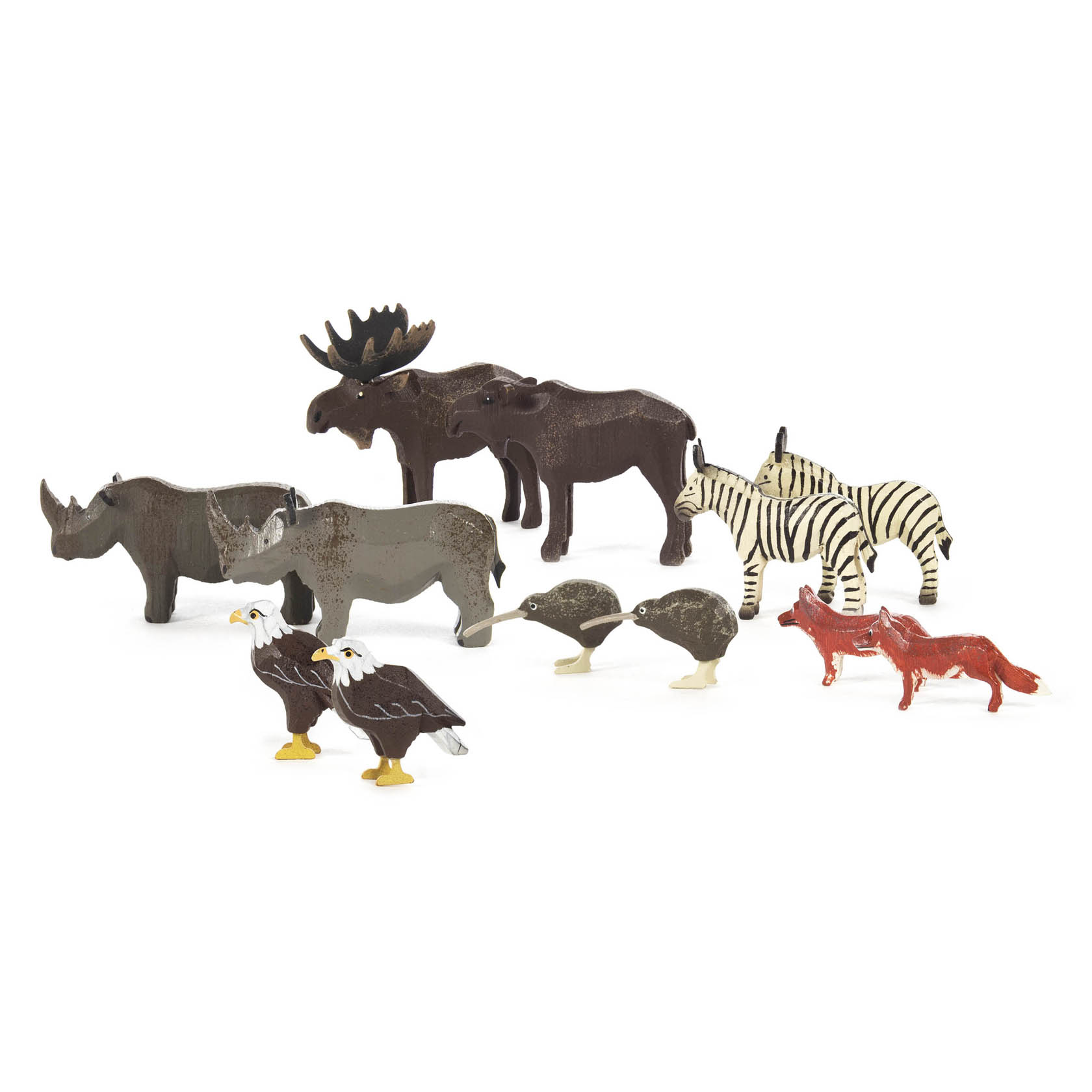 Holzfiguren von Elch, Nashorn, Zebra, Fuchs, Weißkopfseeadler und Kiwi in einer Gruppe aufgestellt. im Dregeno Online Shop günstig kaufen