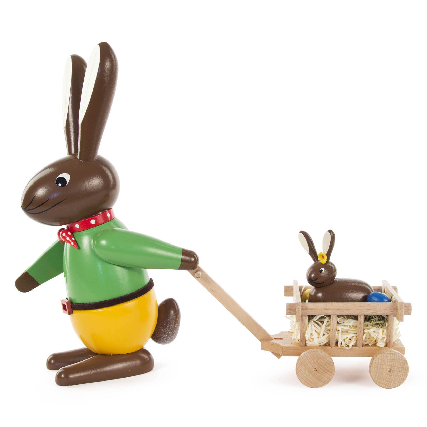 Holzfigur eines großen Hasen in grüner Jacke und gelber Hose, der einen Handwagen mit einem kleinen Hasen darin zieht. im Dregeno Online Shop günstig kaufen