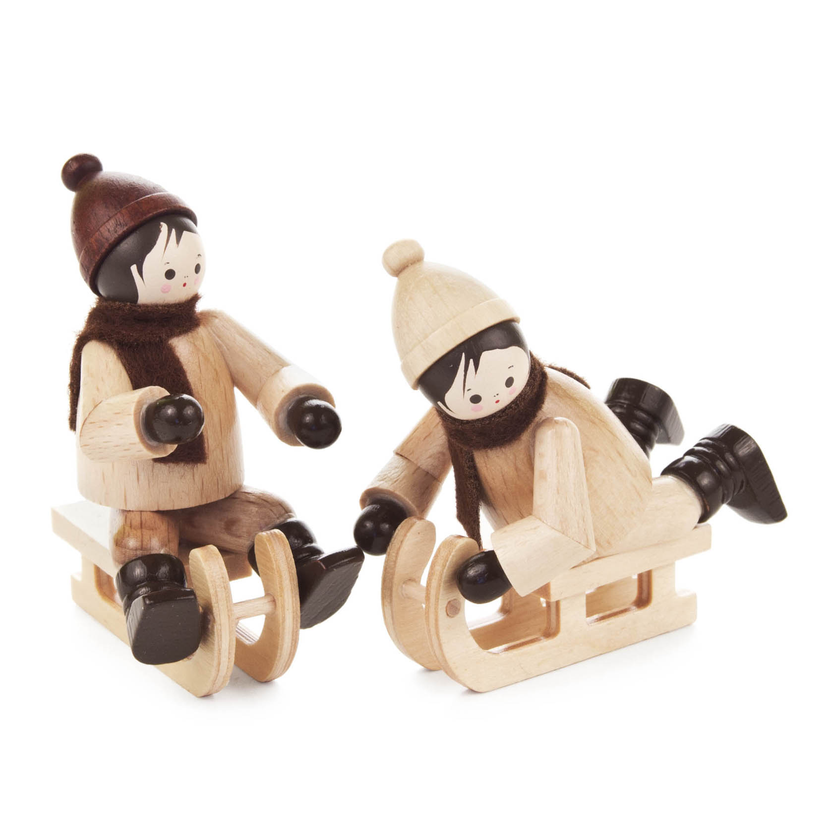 Zwei Holzfiguren von Kindern im Winterkleidung auf naturfarbenen Holzschlitten, braune Mützen und Schals, schwarze Schuhe und Handschuhe. im Dregeno Online Shop günstig kaufen