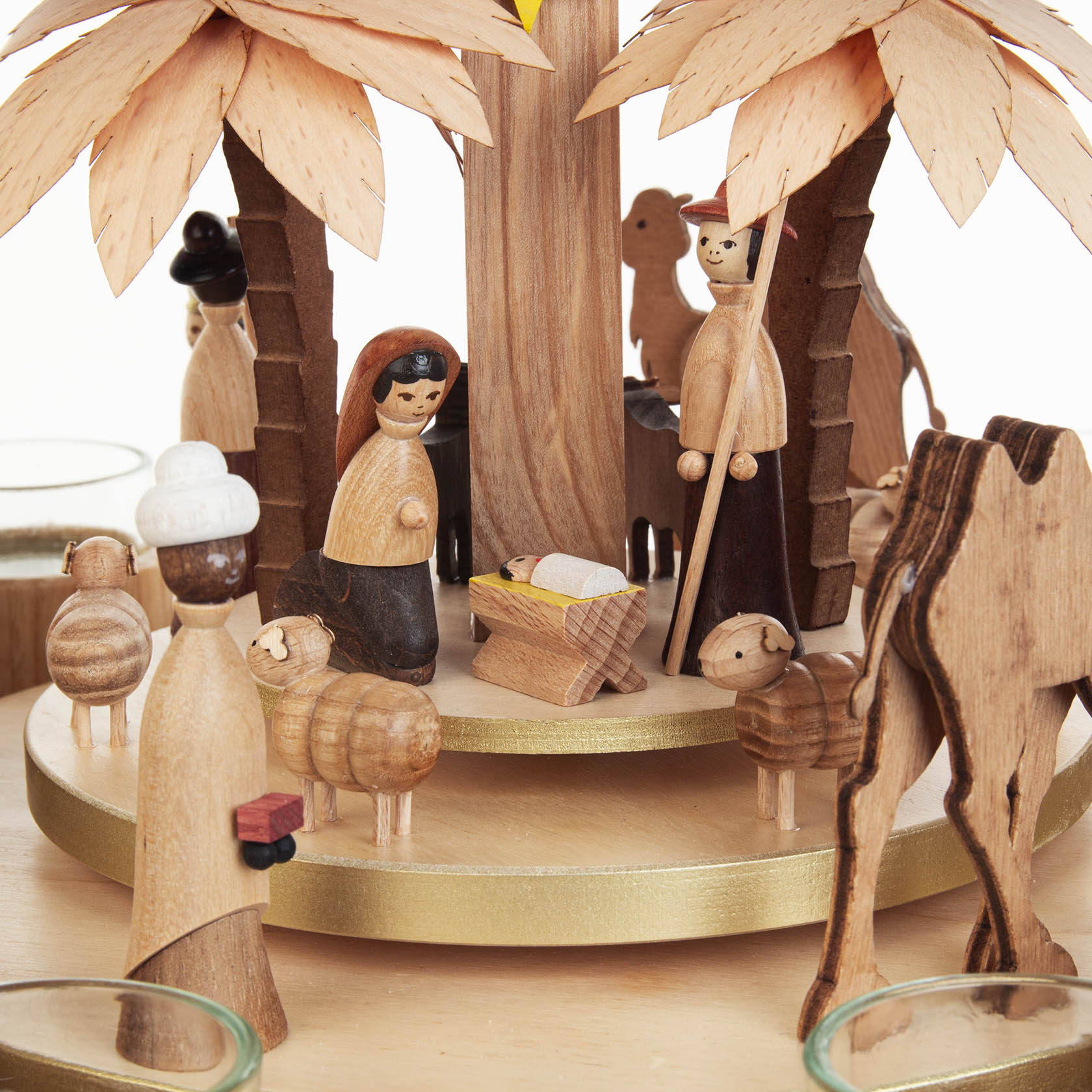 Holz-Weihnachtspyramide mit Figuren der Weihnachtsgeschichte: Maria, Josef, das Jesuskind in der Krippe, drei Könige, Hirten, Schafe und ein Kamel.