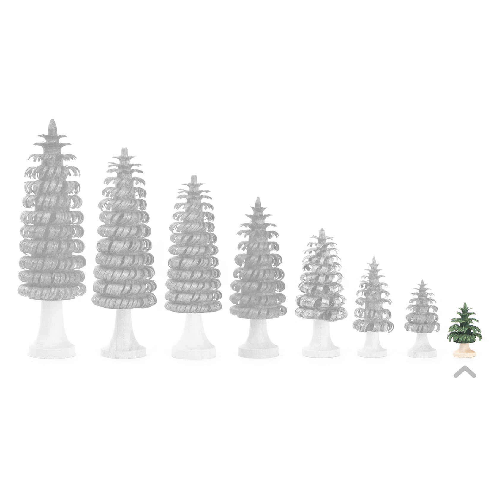 Kleiner grüner Ringelbaum mit einem Stamm, ca. 2 cm hoch, auf einer weißen runden Basis. Der Baum hat dichte, ringförmig angeordnete Nadeln.