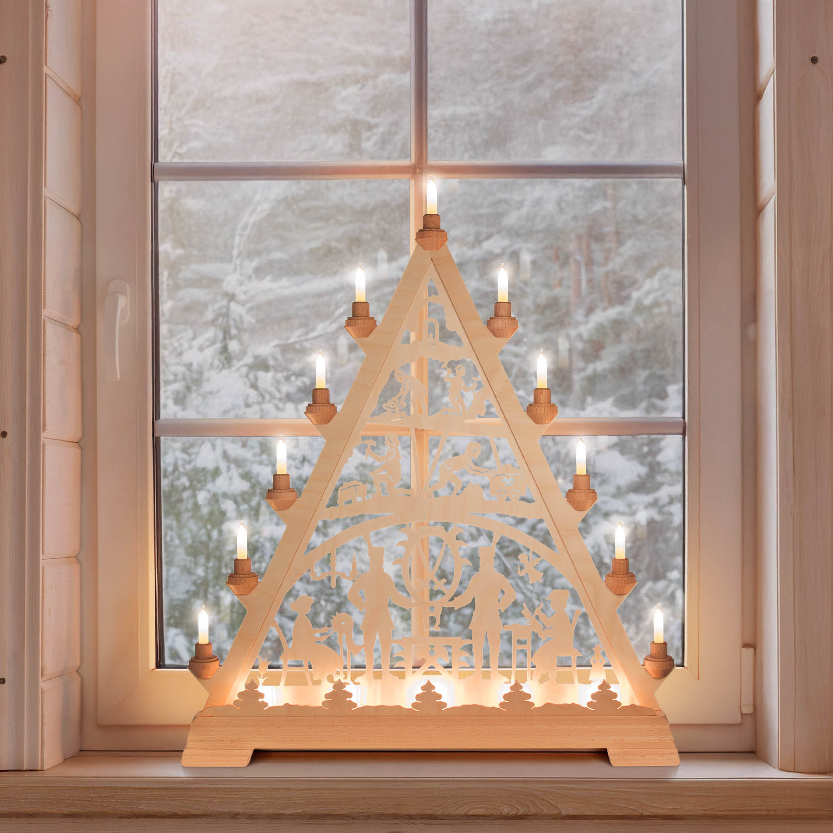 Ein beleuchtetes Weihnachtsdreieck mit Erzgebirgsmotiv steht vor einem Fenster. Die Holzkonstruktion zeigt feine Schnitzarbeiten mit Figuren und Szenen.