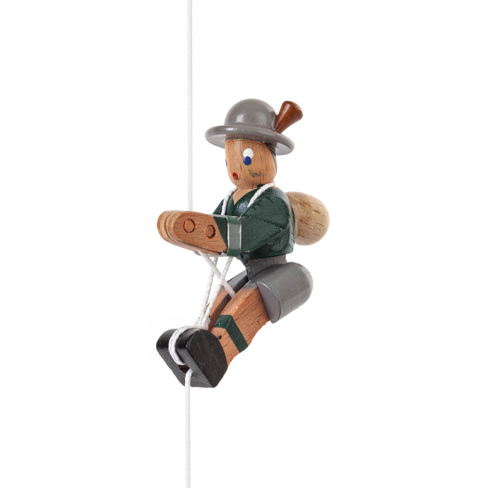 Holz-Spielzeugfigur eines Bergsteigers mit grüner Jacke, grauen Hut und grauen Shorts, der an einem Seil klettert. im Dregeno Online Shop günstig kaufen