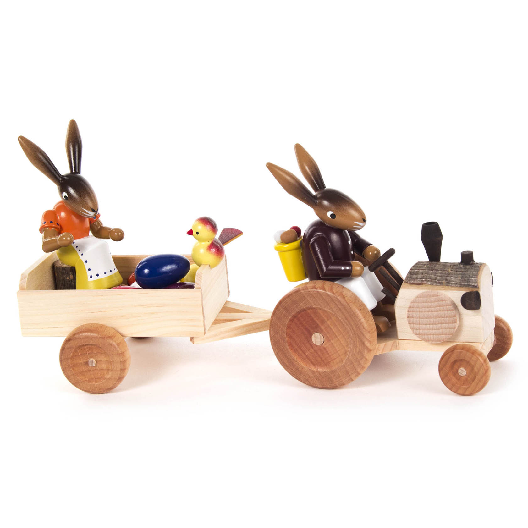Holzfiguren-Set mit Hasen. Ein Hase fährt einen Traktor mit Anhänger, der einen weiteren Hasen mit Ei und ein Küken transportiert. im Dregeno Online Shop günstig kaufen