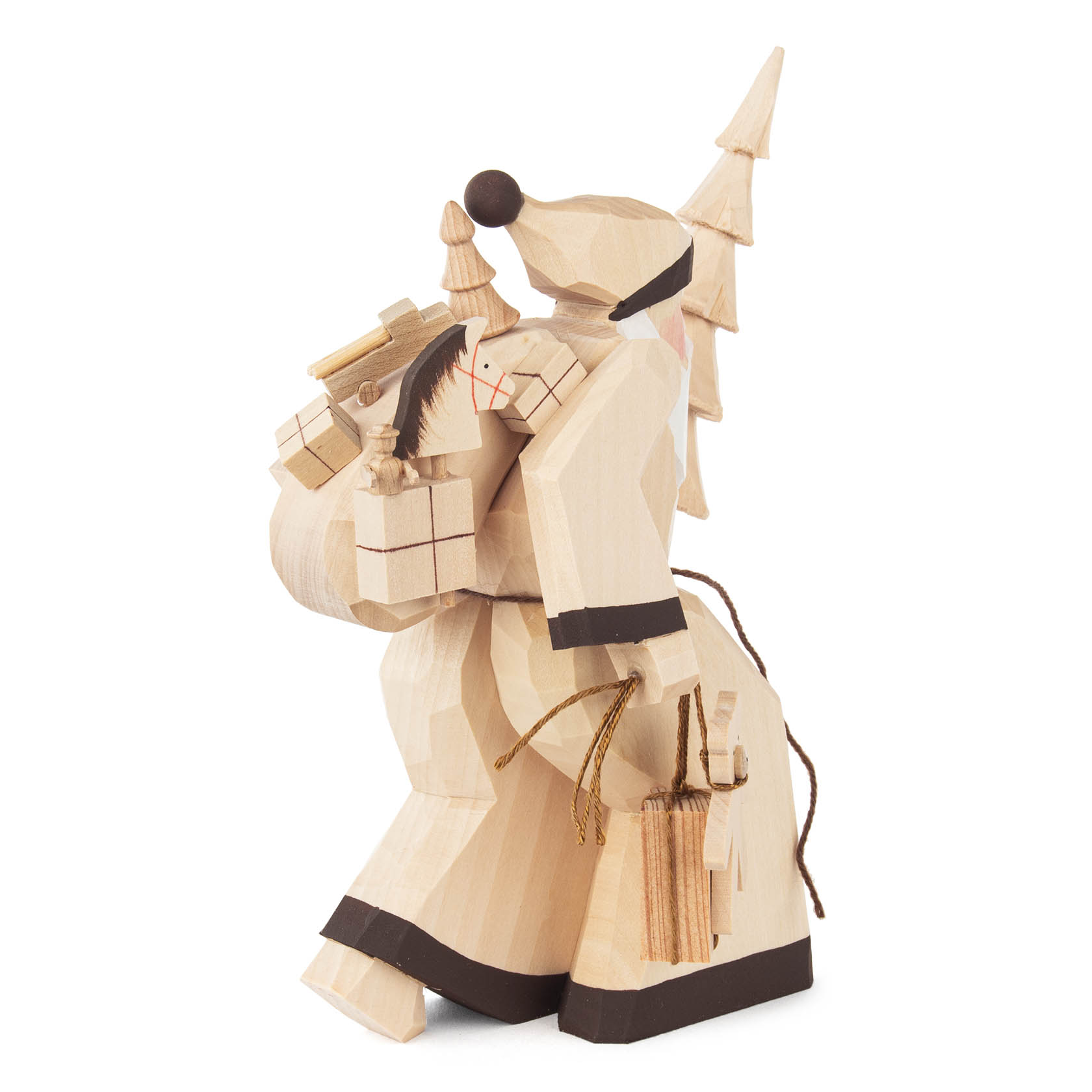 Eine Holzfigur zeigt einen Weihnachtsmann, der einen kleinen Weihnachtsbaum und Geschenke trägt. Er hat eine spitze Mütze und schwarze Akzentdetails.