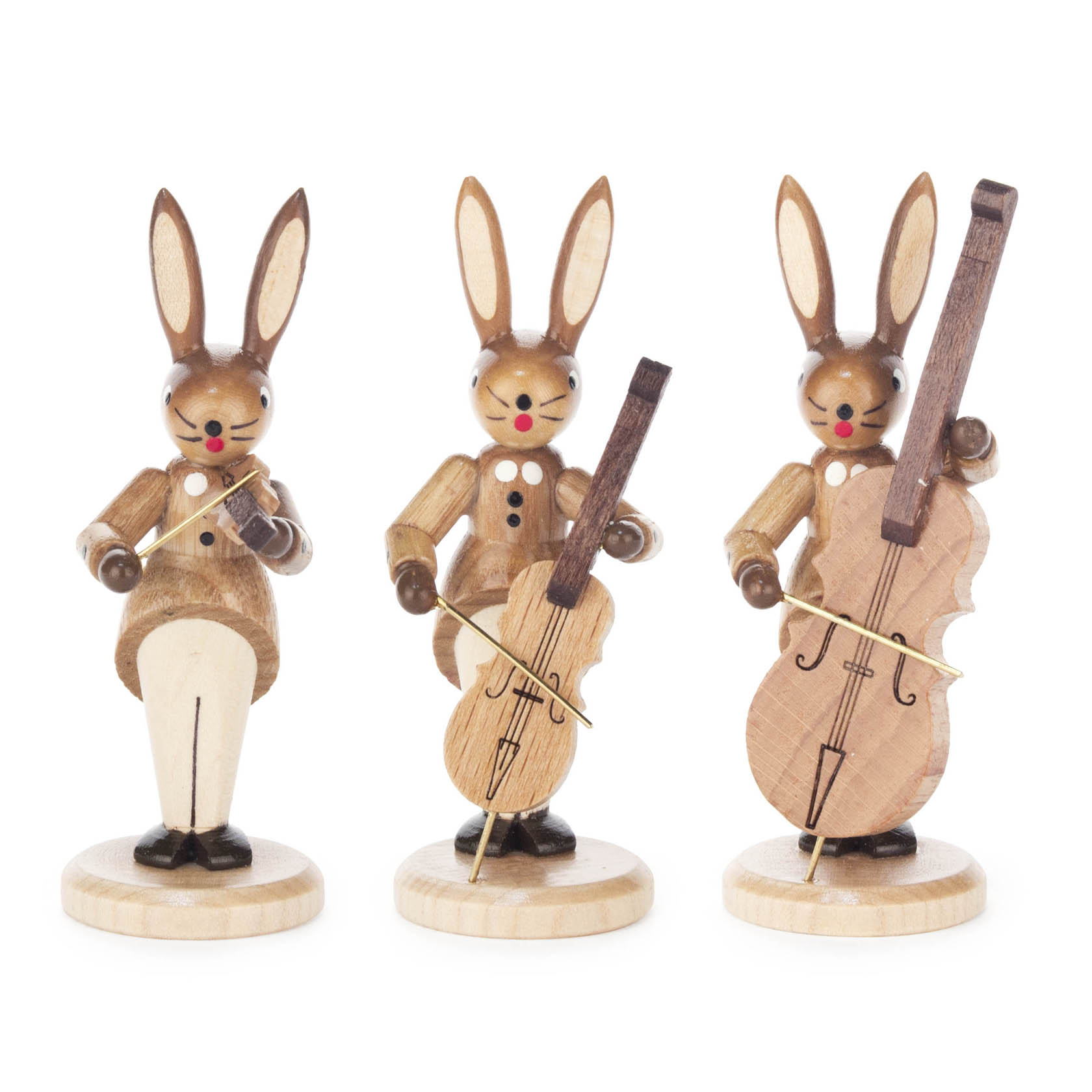 Drei Hasen aus Holz, die Musikinstrumente spielen: eine Geige, ein Cello und ein Kontrabass. Sie stehen auf runden Sockeln und tragen helle Kleidung. im Dregeno Online Shop günstig kaufen