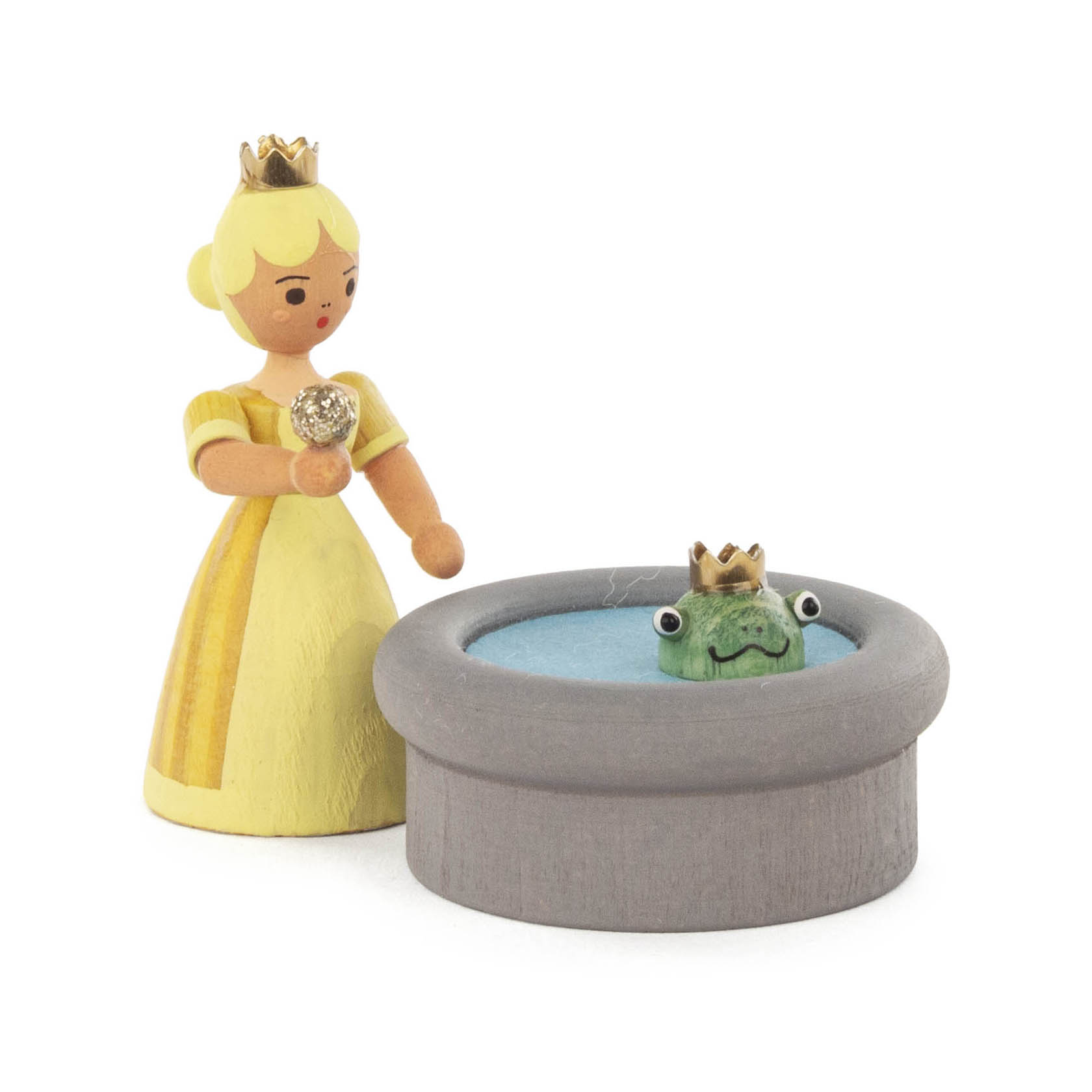 Holzfigur einer Prinzessin mit gelbem Kleid und Krone, steht neben einem Brunnen mit einem Frosch mit Krone. im Dregeno Online Shop günstig kaufen
