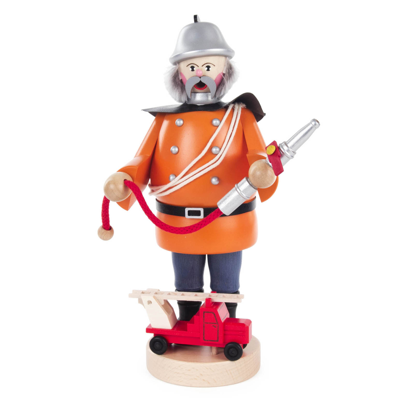 Ein hölzerner Räuchermann in Form eines Feuerwehrmanns mit Helm, orangefarbener Jacke und rotem Schlauch, stehend auf einem Sockel mit Feuerwehrauto. im Dregeno Online Shop günstig kaufen