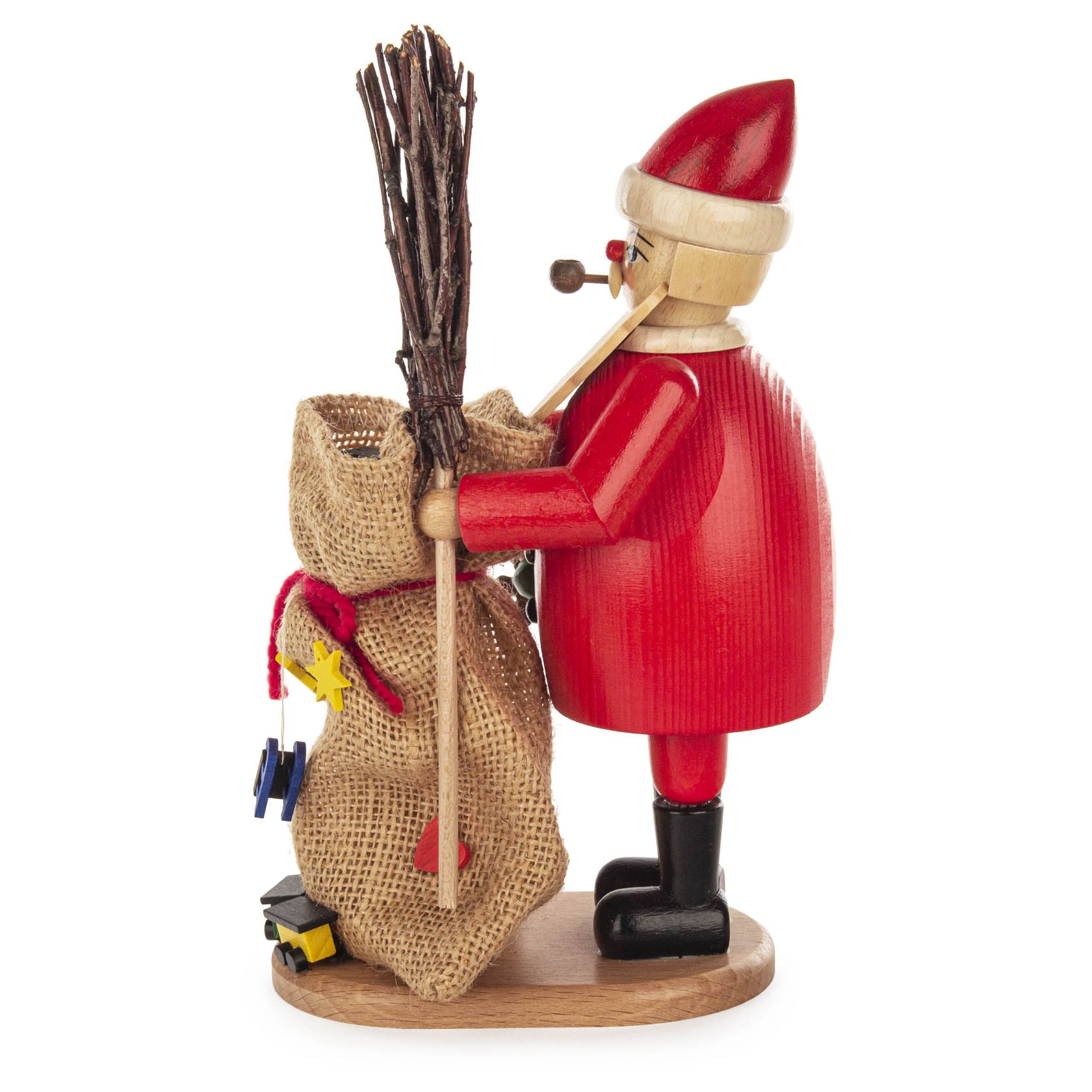 Holzfigur eines Räuchermanns als Weihnachtsmann mit rotem Mantel, Bart und Mütze. Er hält einen Besen und einen Jutesack, aus dem bunte Geschenke ragen.
