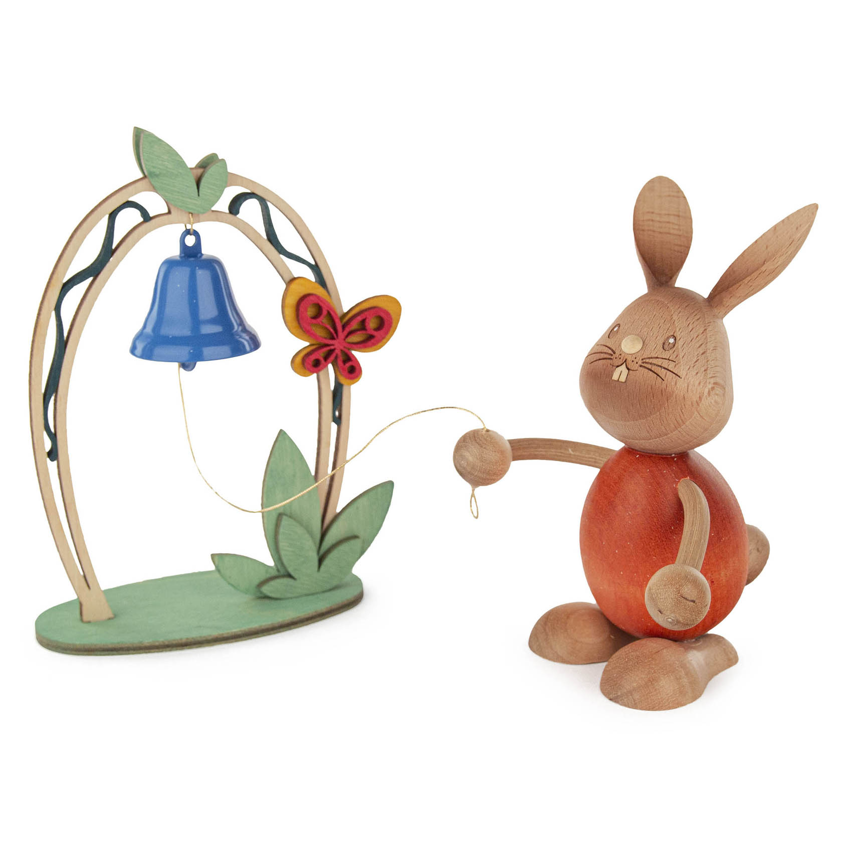 Holzfigur eines Hasen namens Stupsi, der an einer Schnur zieht, um eine blaue Glocke zu läuten. Der Hase hat einen roten Körper und eine braune Holzstruktur. im Dregeno Online Shop günstig kaufen