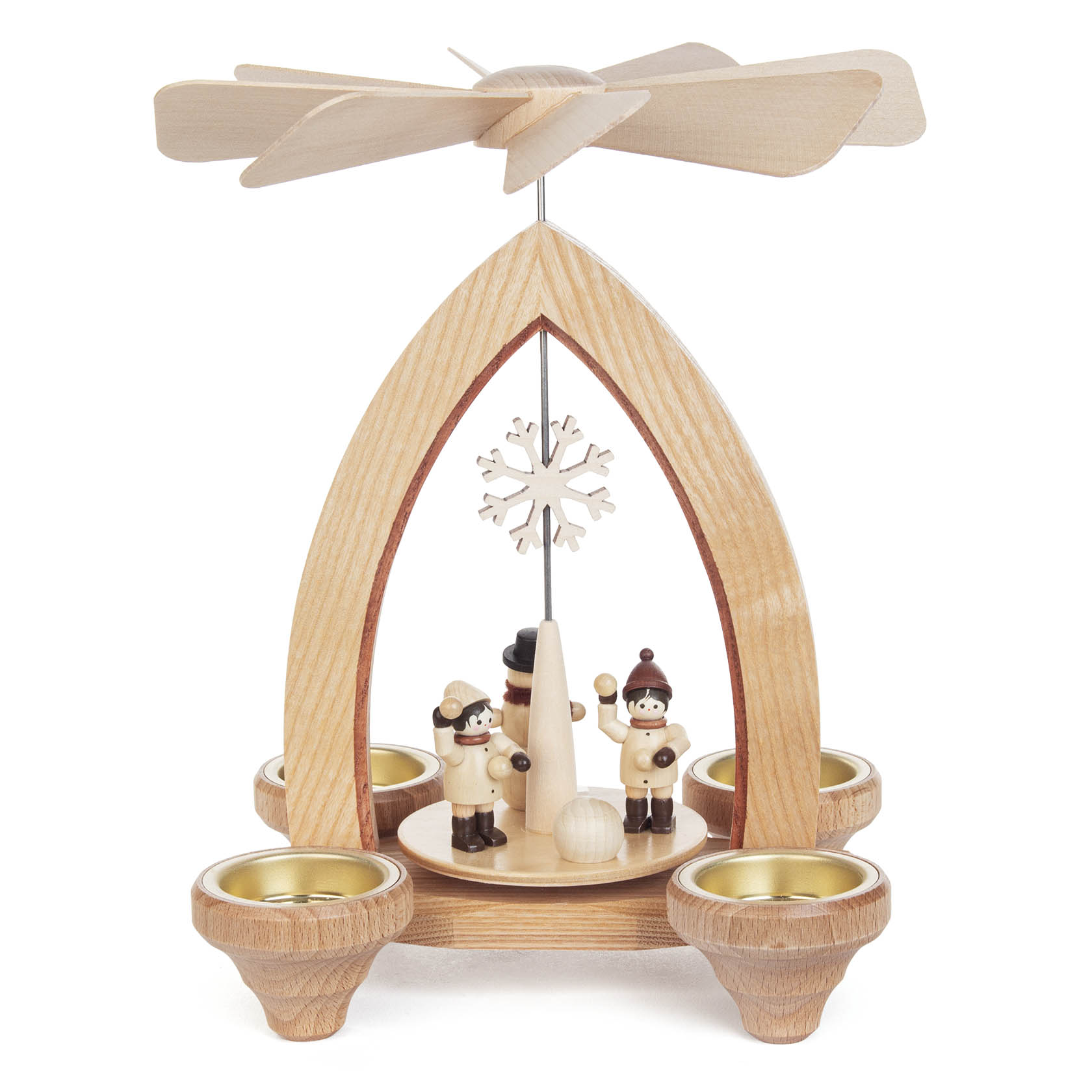 Teelicht-Pyramide aus Holz mit drei Figuren, die eine Schneeballschlacht darstellen. Oben dreht sich ein Propeller durch die aufsteigende Wärme. im Dregeno Online Shop günstig kaufen