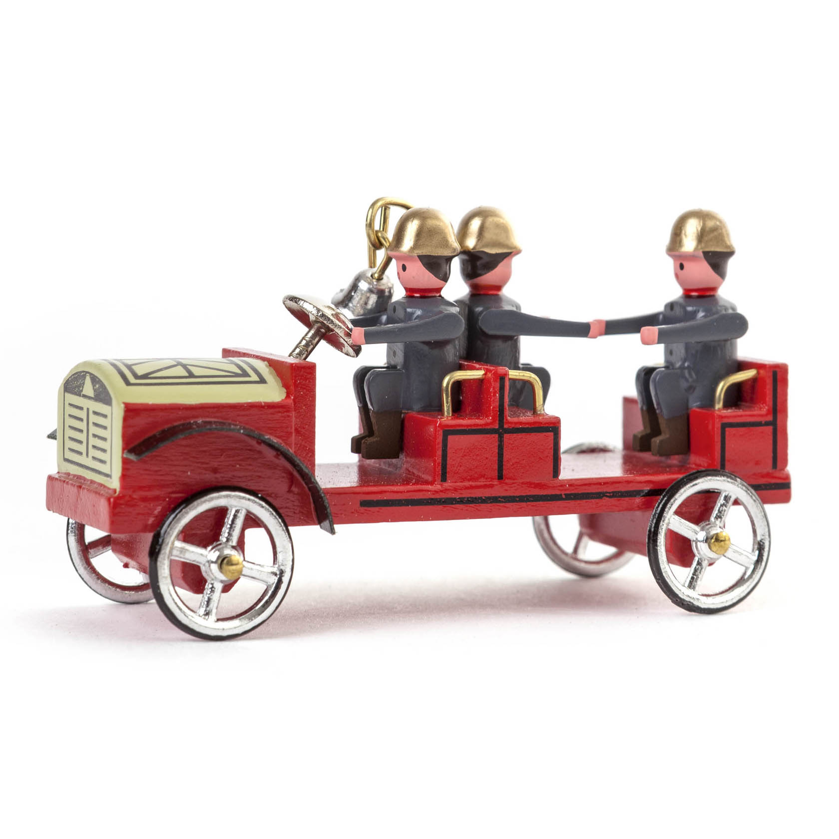 Ein kleines, rotes Holzmodell eines Mannschaftswagens mit zwei sitzenden Feuerwehrmännern in schwarzen Uniformen und goldenen Helmen. im Dregeno Online Shop günstig kaufen