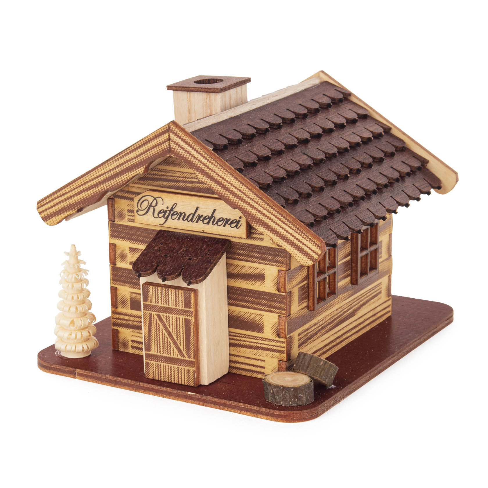 Holzmodell eines kleinen rauchenden Häuschens, bekannt als Reifendreherei, mit dunkelbraunem Dach und einem kleinen Holzbaum und Baumstumpf davor. im Dregeno Online Shop günstig kaufen