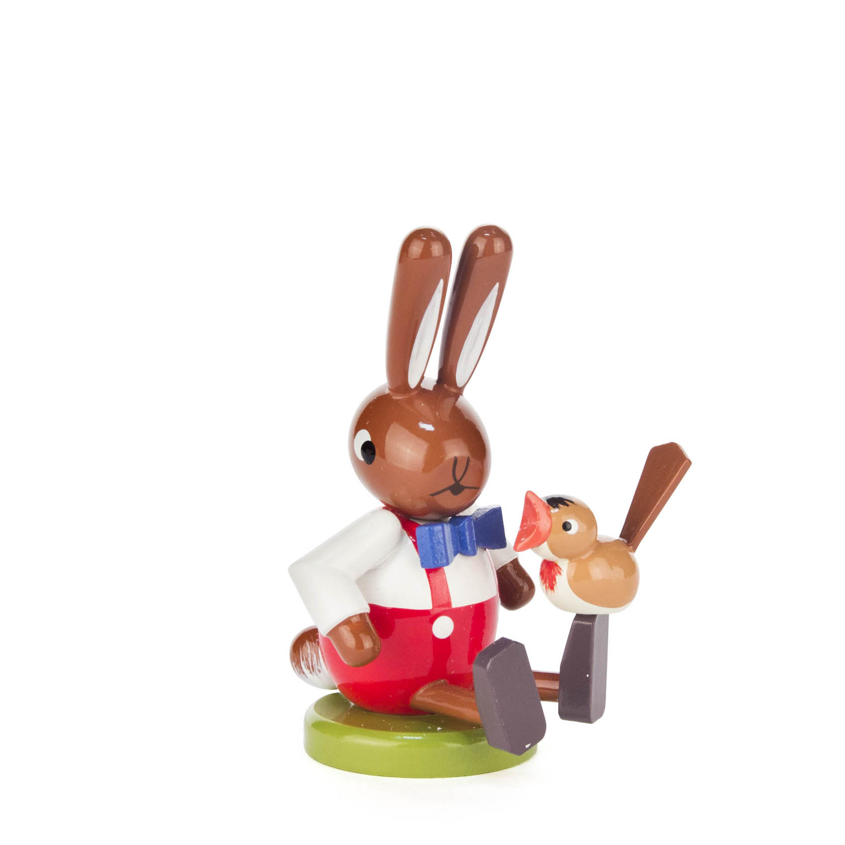 Holzfigur eines sitzenden Hasen in roter Hose und weißem Hemd mit blauem Fliege, der einen kleinen Vogel in der Hand hält. im Dregeno Online Shop günstig kaufen