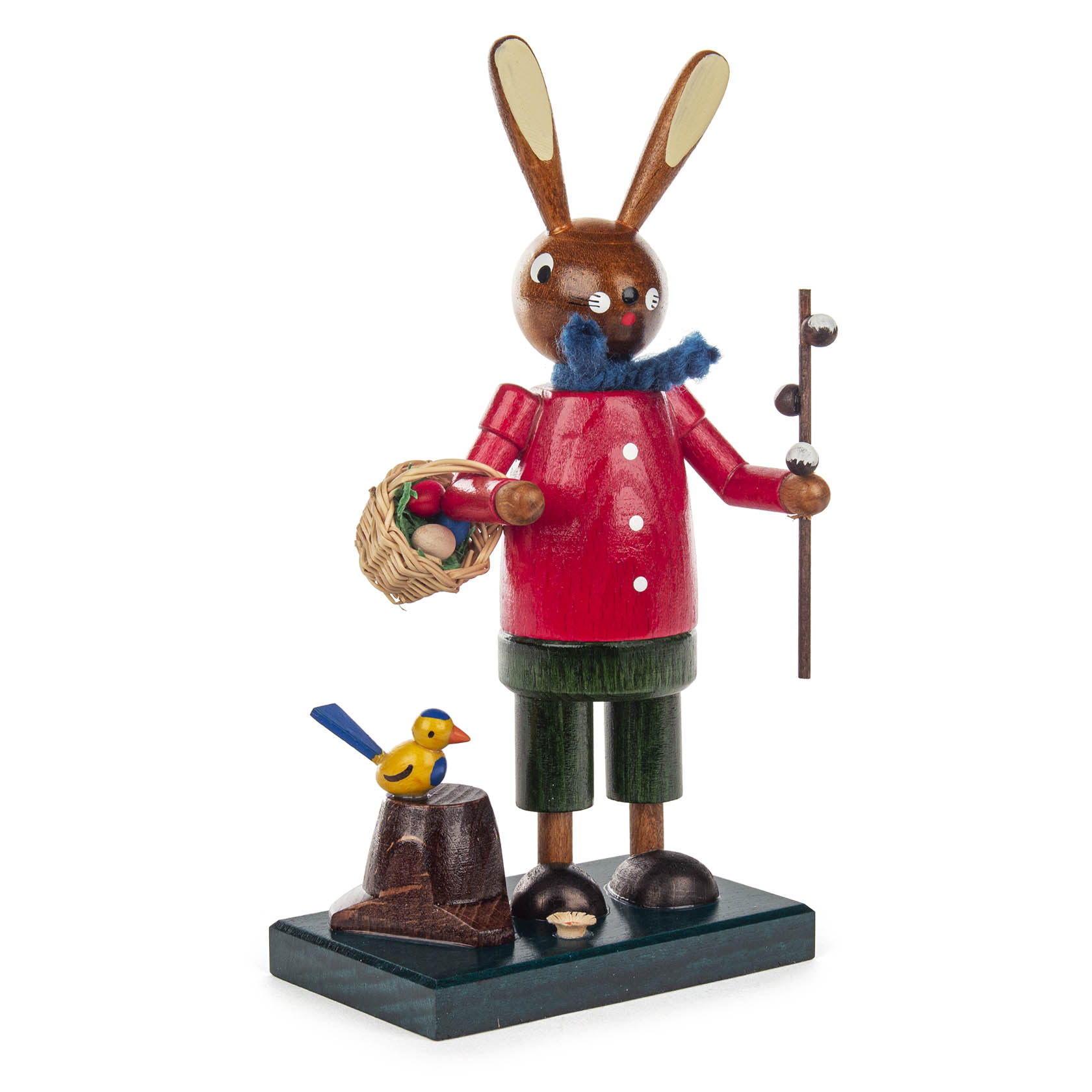 Holzfigur eines Osterhasen in roter Jacke und grüner Hose. Der Hase hält in der linken Hand einen Wanderstock und in der rechten Hand einen Korb mit Ostereiern.