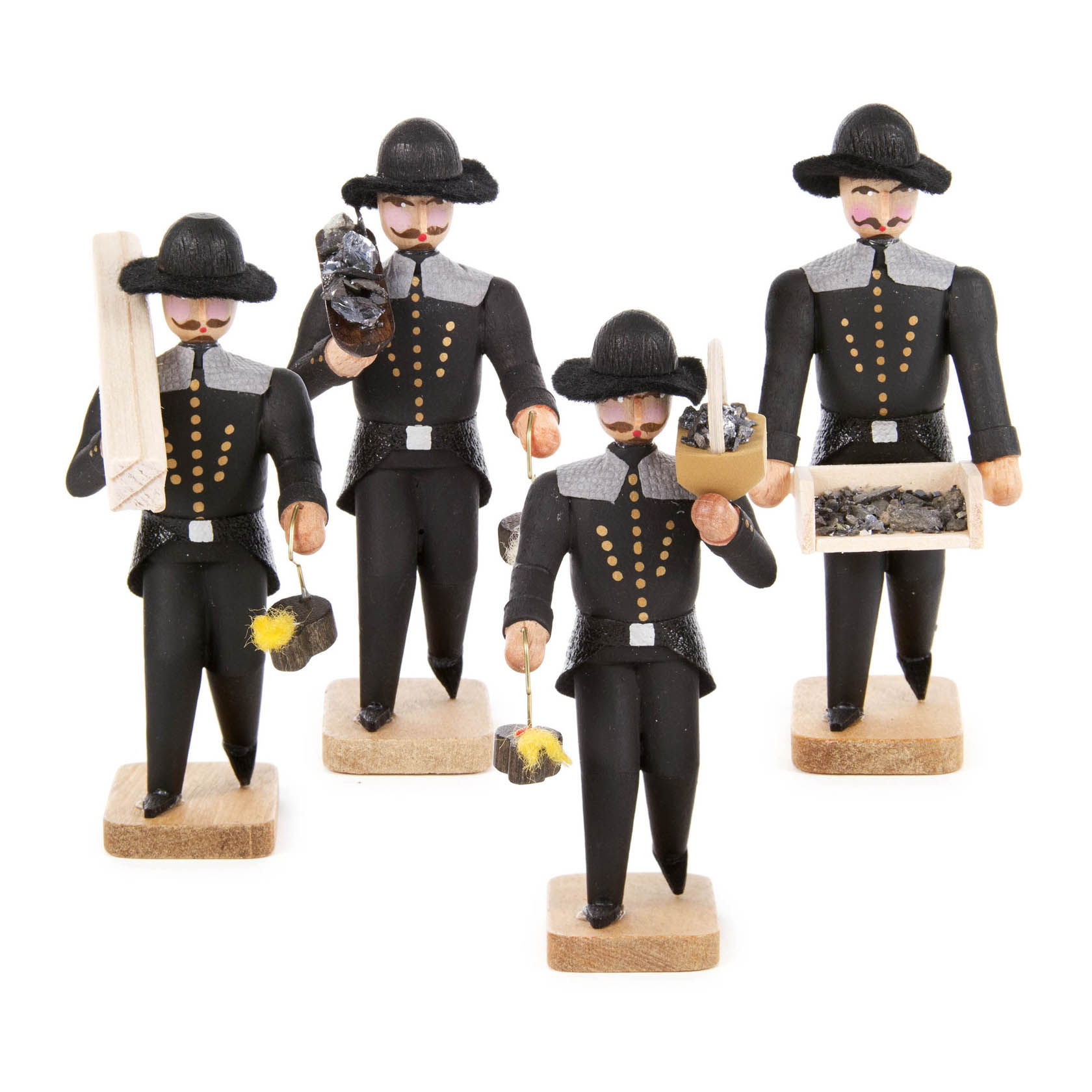 Vier Bergmann-Figuren in traditioneller Uniform, jede hält verschiedene Bergbauwerkzeuge und -materialien. Sie tragen schwarze Kleidung mit goldenen Knöpfen. im Dregeno Online Shop günstig kaufen