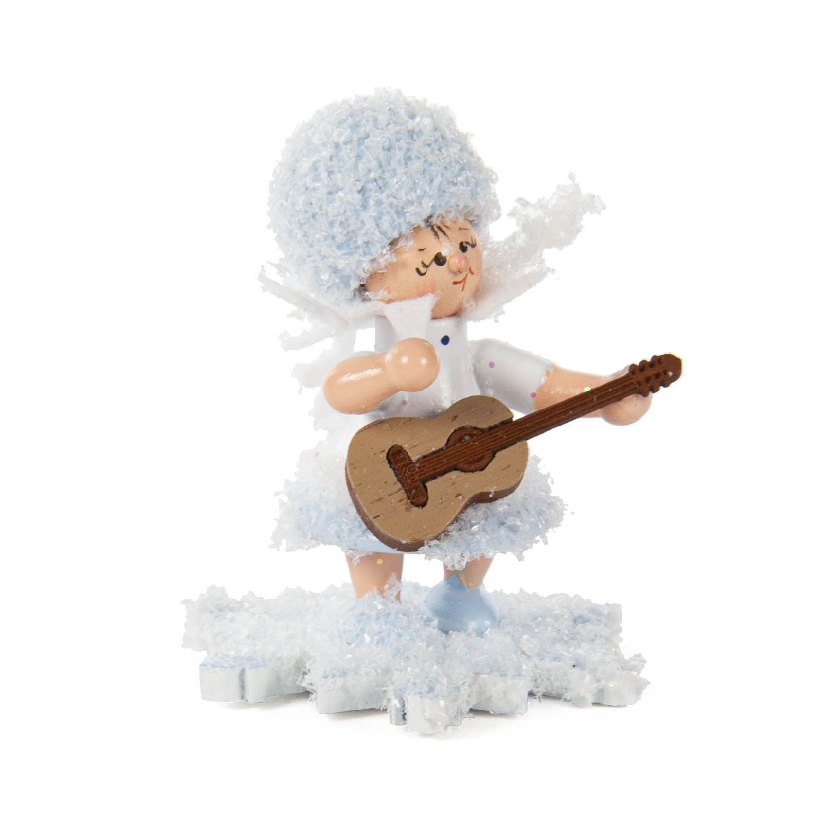 Ein weißes Schneeflöckchen-Figurine mit blauen Akzenten, die eine braune Gitarre hält und scheint glücklich zu spielen. im Dregeno Online Shop günstig kaufen